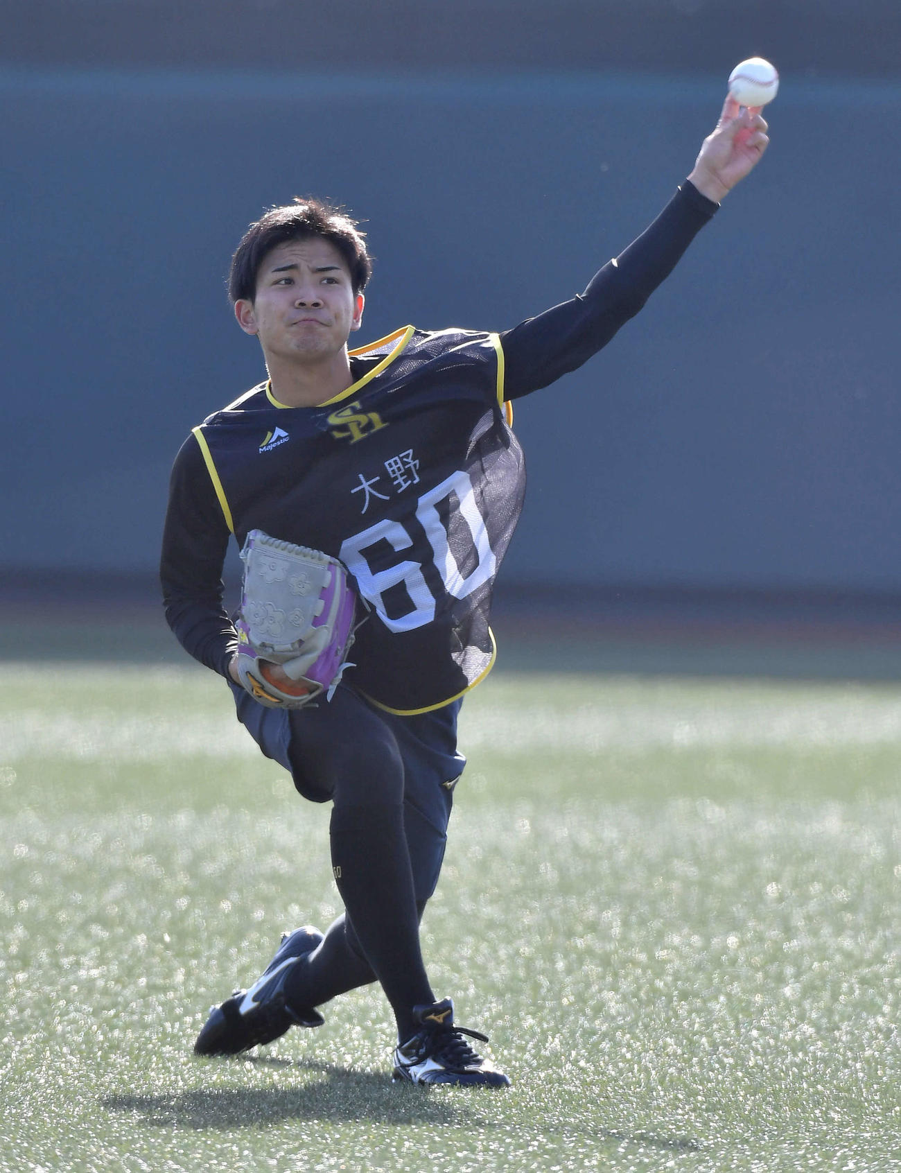 キャッチボールを行うソフトバンク大野（撮影・岩下翔太）
