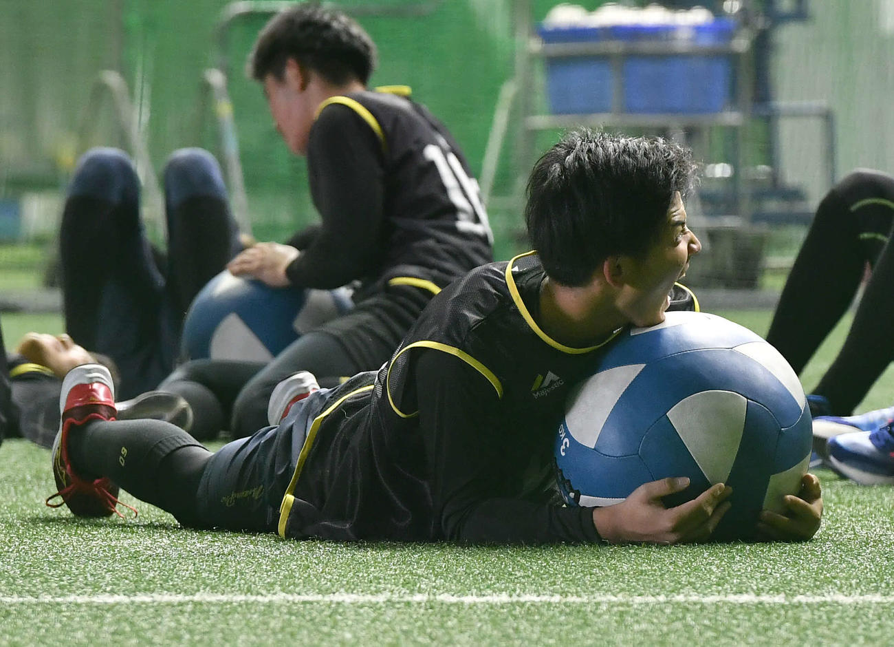 体幹トレーニングに苦しみ、顔をゆがめるソフトバンク大野（撮影・岩下翔太）