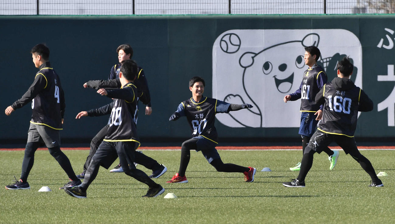 笑顔でウオーミングアップを行う大野（中央）らソフトバンクの新人選手たち（撮影・岩下翔太）