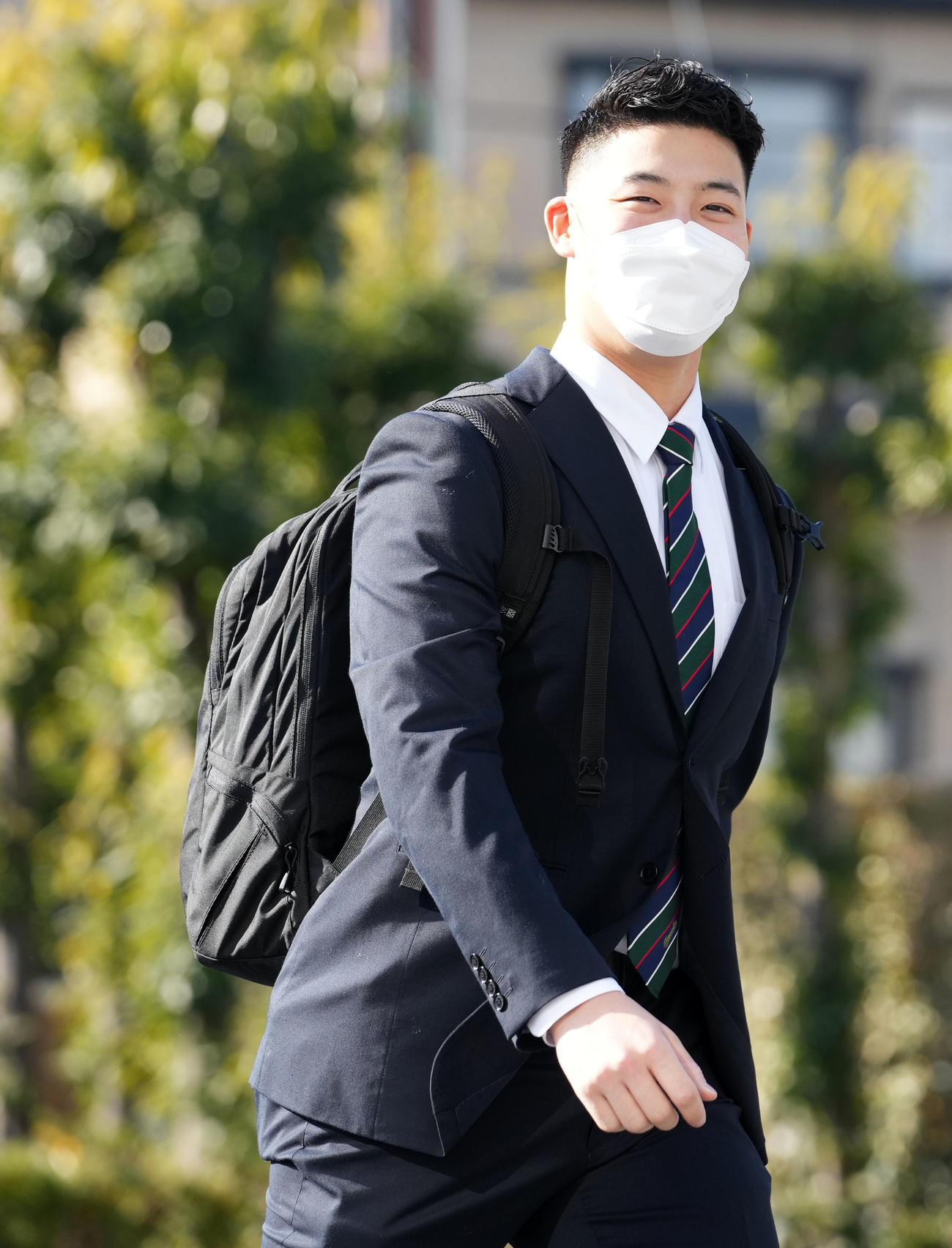 入寮するロッテドラフト1位菊地（撮影・横山健太）