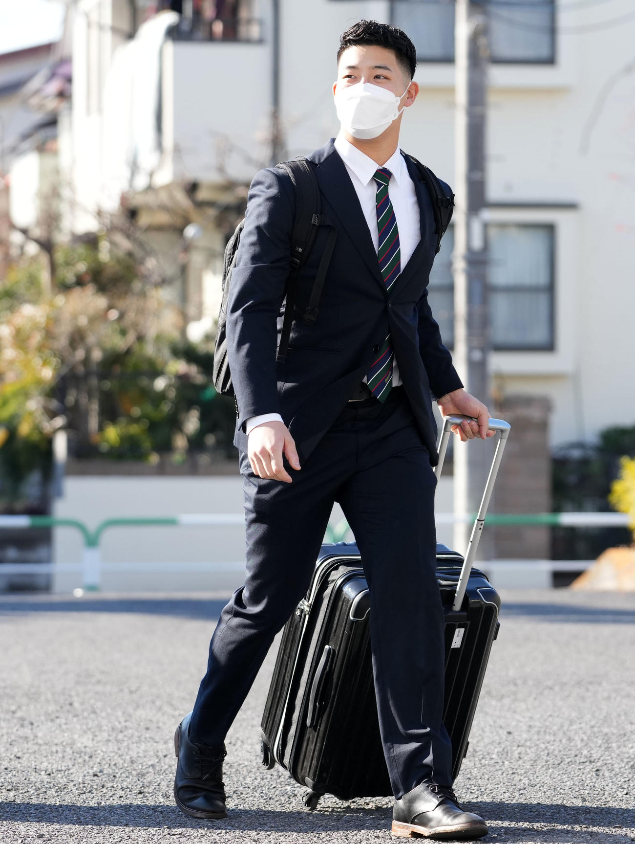 入寮するロッテドラフト1位菊地（撮影・横山健太）