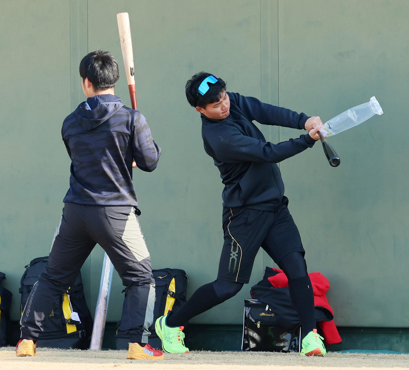 開封したバットで素振りする森下。左は井坪（撮影・加藤哉）