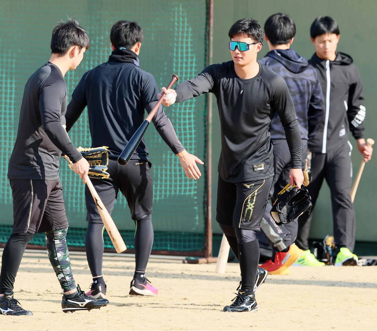 野口（左）にバットを渡す森下（撮影・加藤哉）