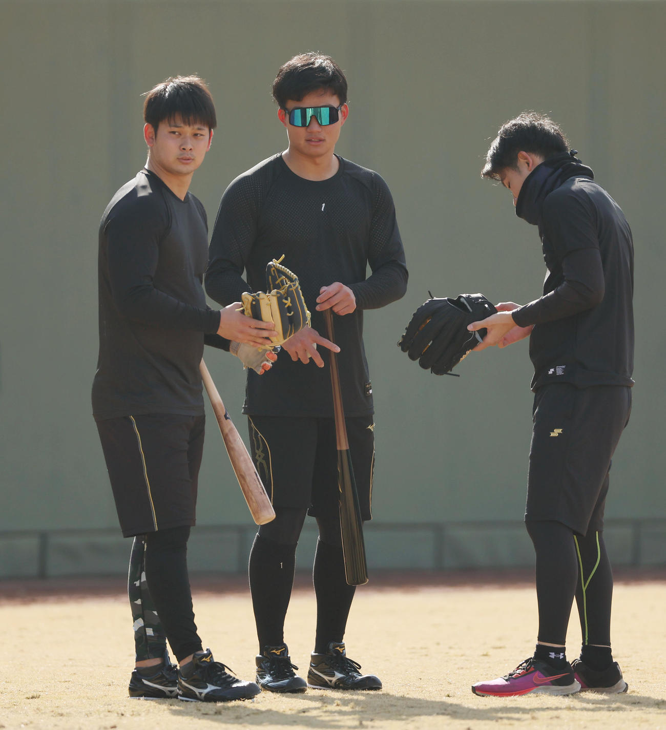 自主トレの合間に言葉を交わす、左から阪神井坪、森下、富田（撮影・前田充）