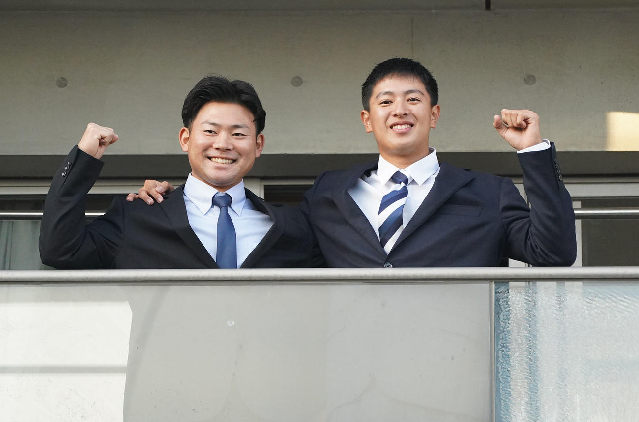 入寮し笑顔でポーズを決める村松（左）と仲地（撮影・森本幸一）