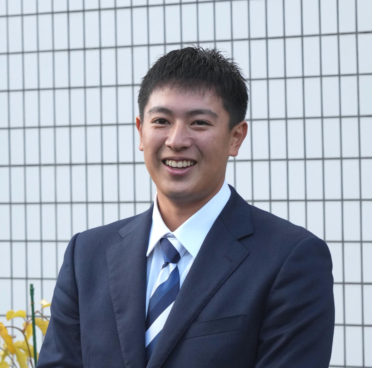 入寮し取材を受ける仲地（撮影・森本幸一）