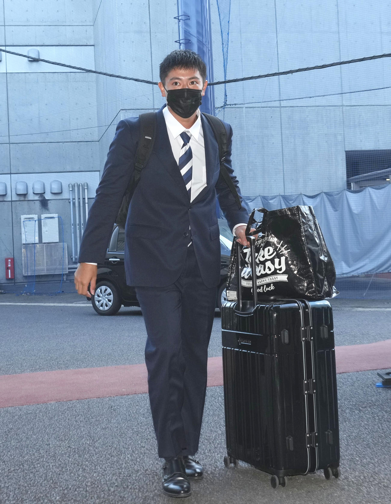荷物を手に入寮する仲地（撮影・森本幸一）