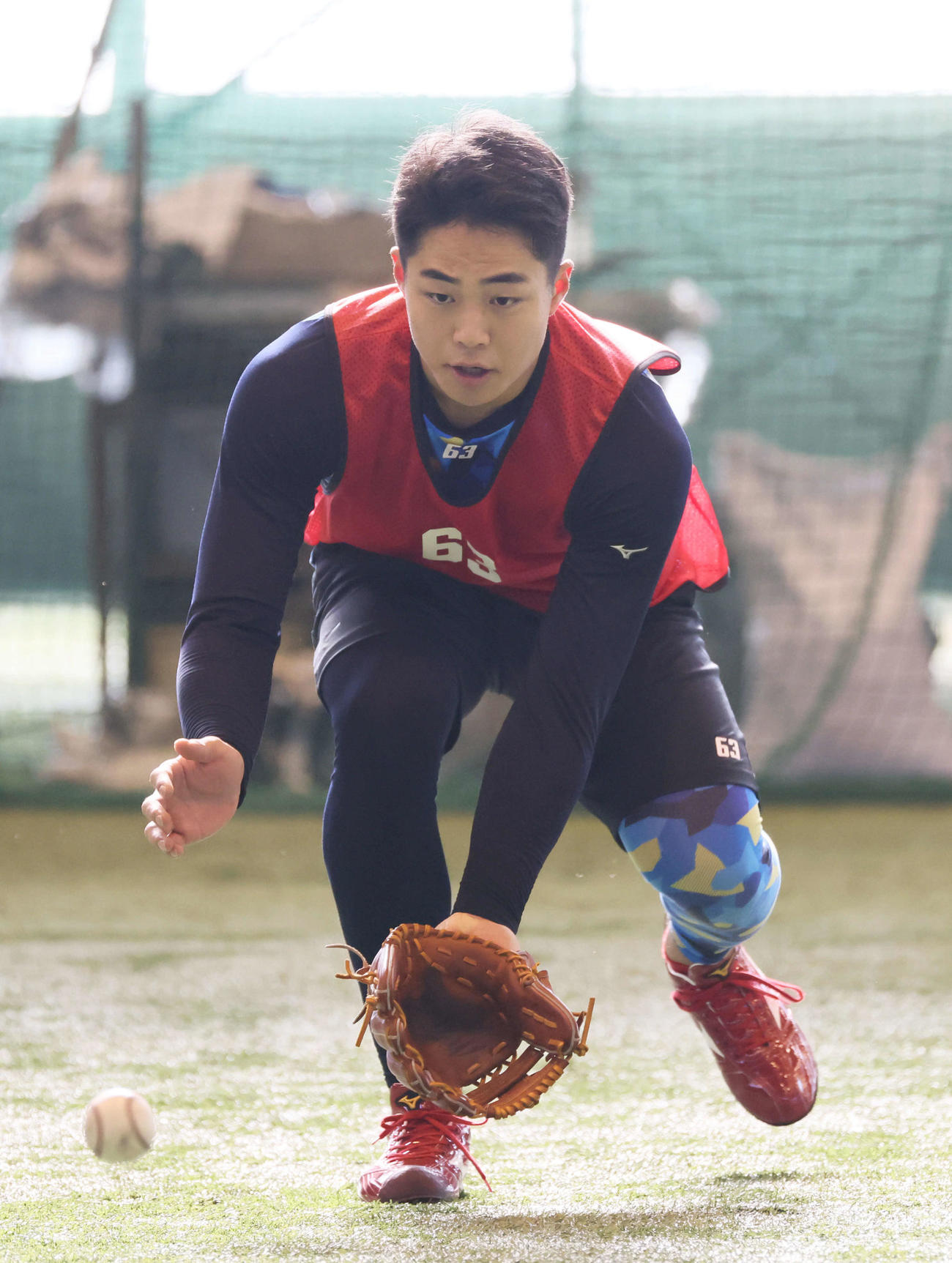広島新人合同自主トレ　ノックを受けるドラフト2位の内田（撮影・加藤孝規）