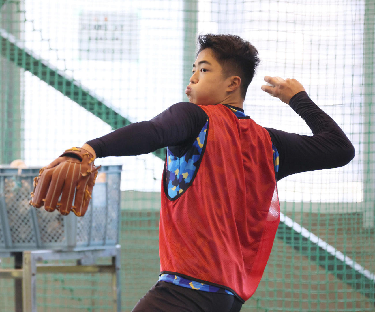 広島新人合同自主トレ　キャッチボールをするドラフト2位の内田（撮影・加藤孝規）