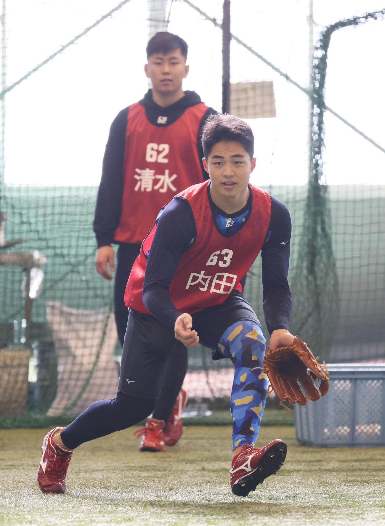 広島新人合同自主トレ　ノックを受けるドラフト2位の内田（撮影・加藤孝規）
