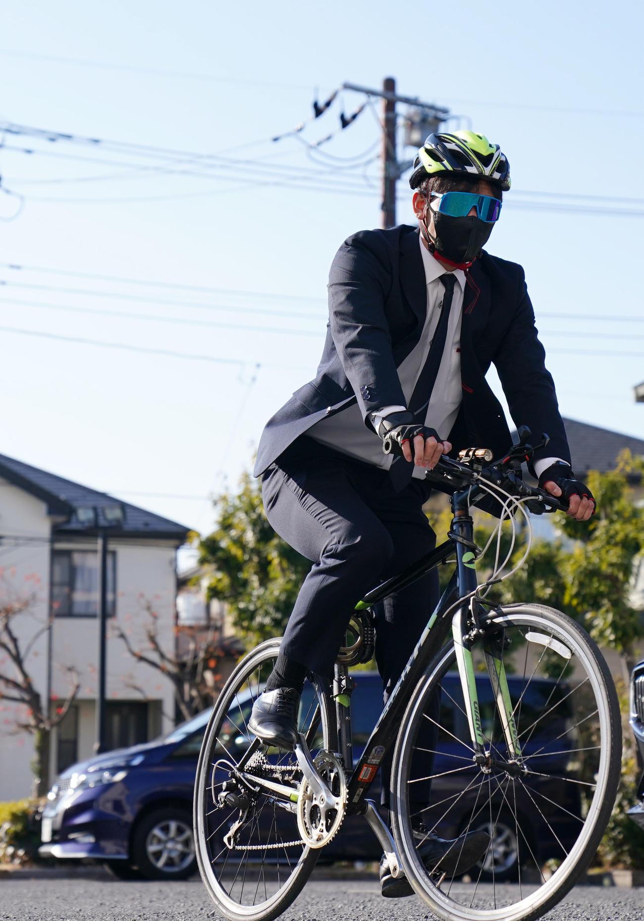 自転車に乗り入寮するロッテドラフト4位高野（撮影・横山健太）