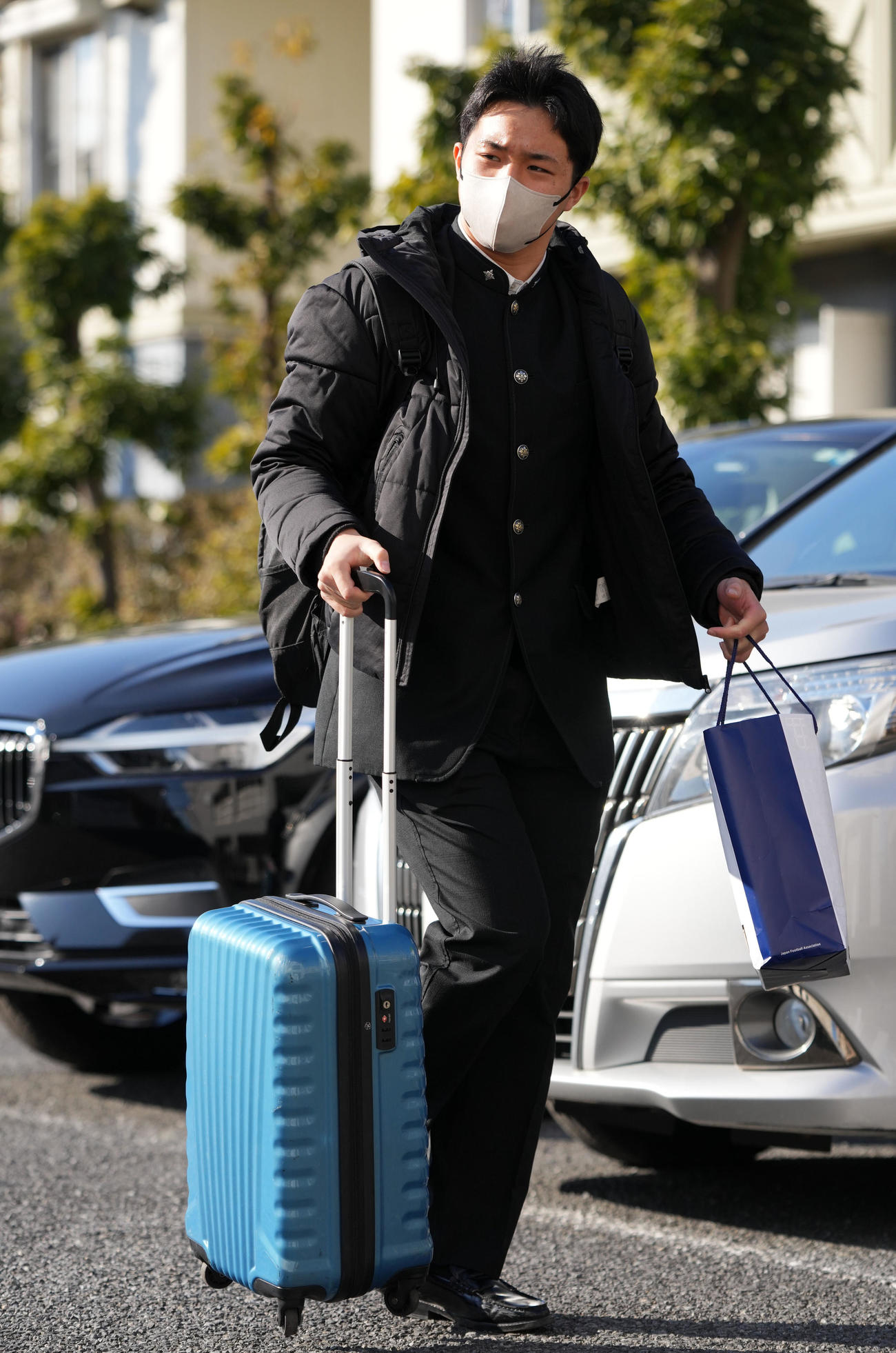 入寮するロッテドラフト育成4位黒川（撮影・横山健太）