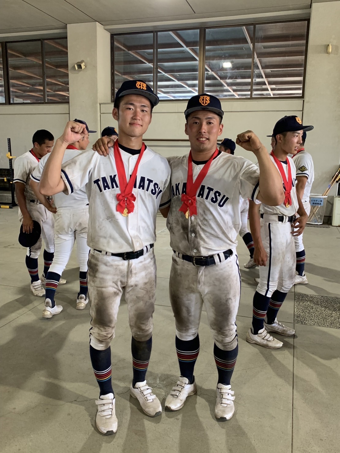 高松商の同学年でチームメートだった大坪さん（左）と巨人ドラフト1位の浅野（大坪さん提供）