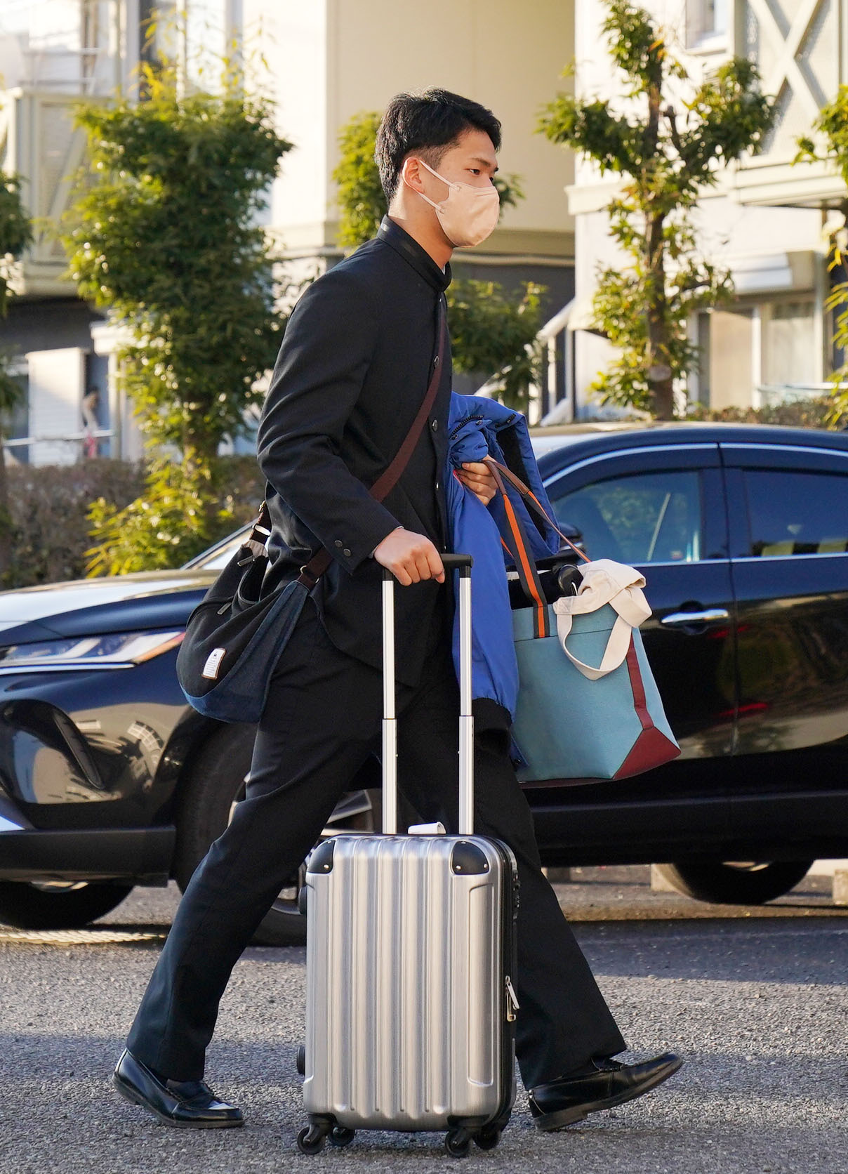 入寮するロッテドラフト育成2位白浜（撮影・横山健太）