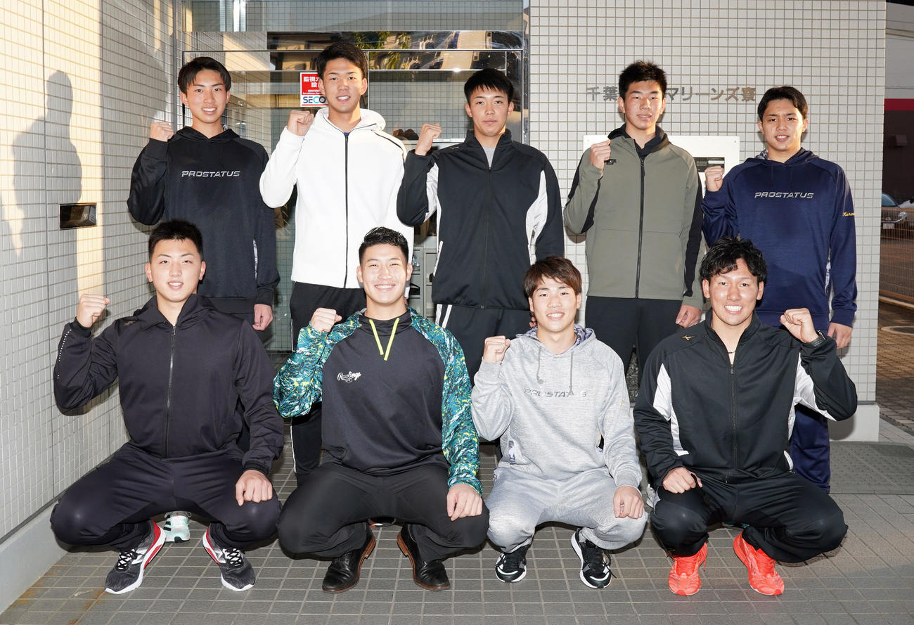 笑顔でガッツポーズするロッテ新人選手たち。前列左からドラフト3位田中晴、ドラフト1位菊池、ドラフト2位友杉、ドラフト4位高野、後列左からドラフト育成3位勝又、ドラフト育成2位白浜、ドラフト5位金田、ドラフト育成1位吉川、ドラフト4位黒川（撮影・横山健太）