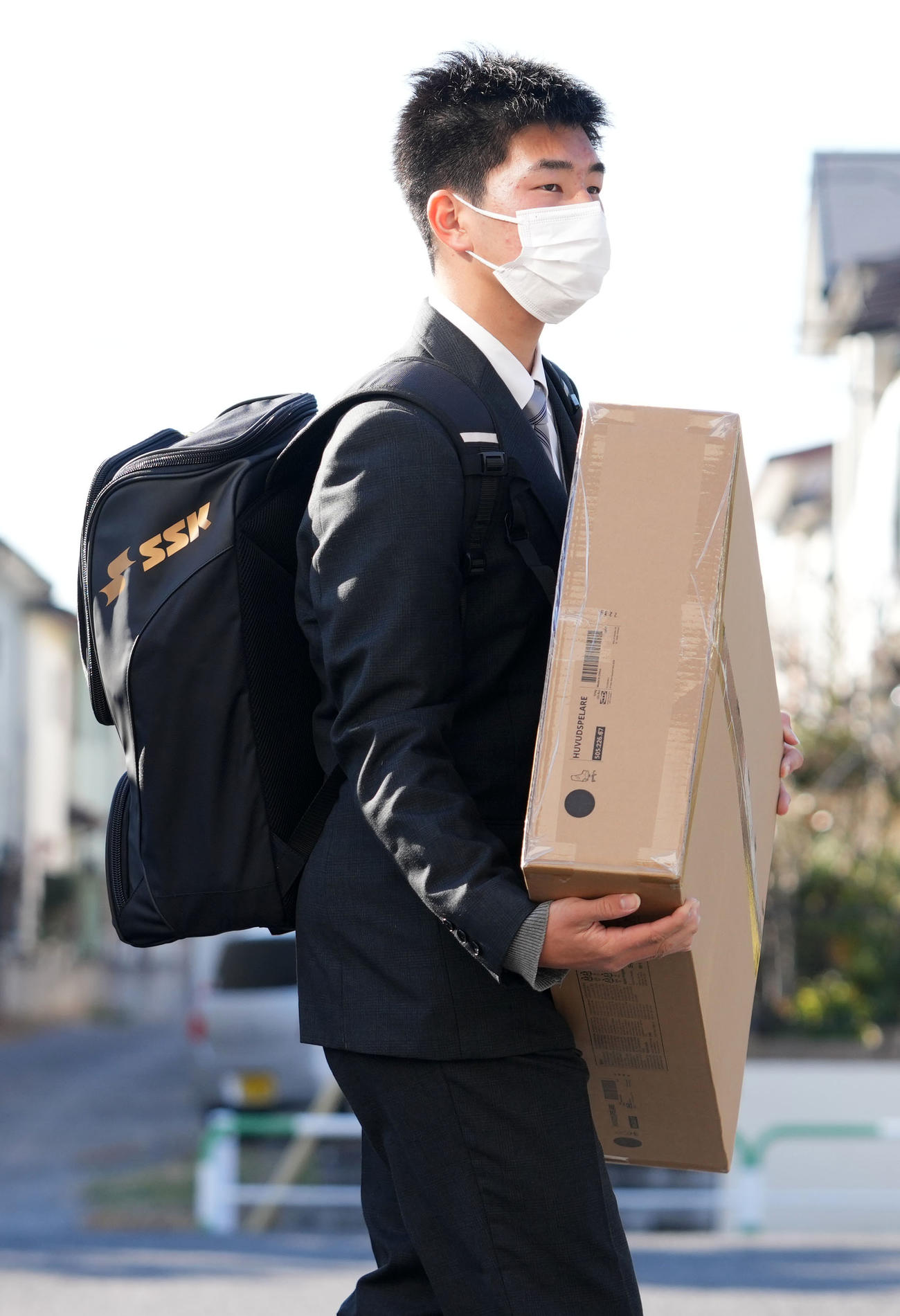 荷物を手に入寮するロッテドラフト育成1位吉川（撮影・横山健太）