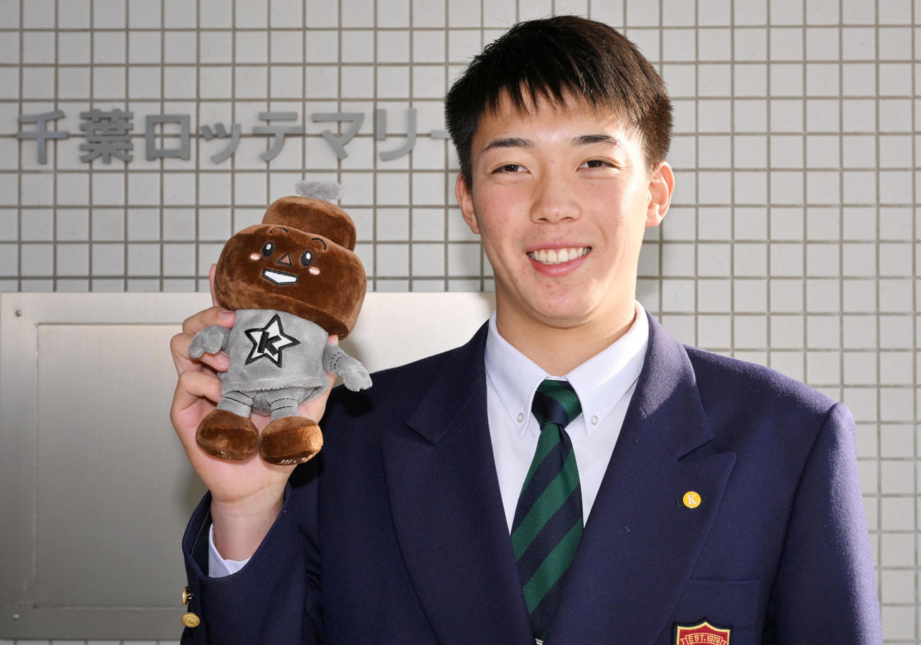 川口市マスコットキャラクターのきゅぽらんを手に笑顔を見せるロッテドラフト5位金田
