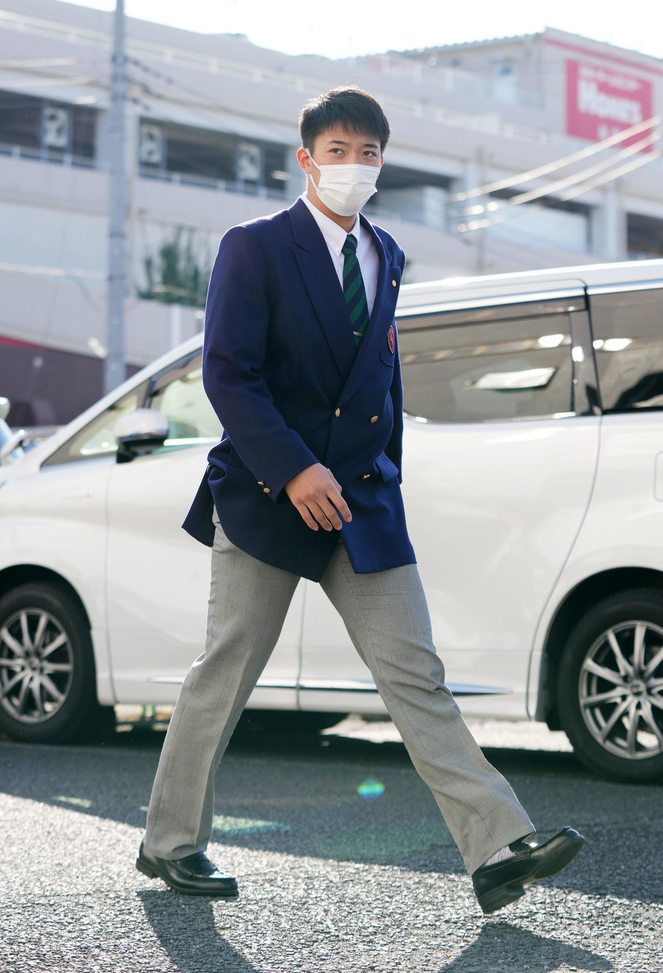 入寮するロッテドラフト5位金田（撮影・横山健太）