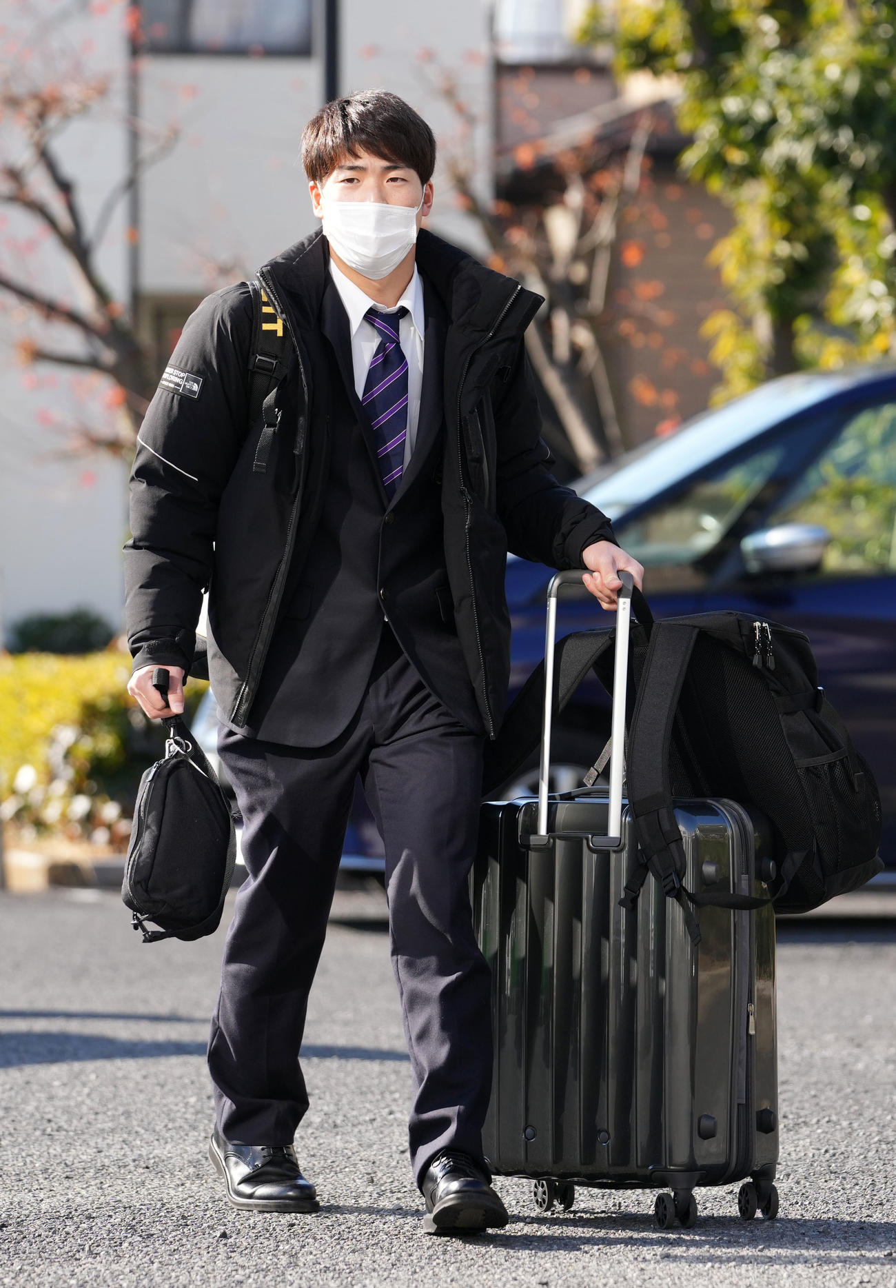 入寮するロッテドラフト2位友杉（撮影・横山健太）