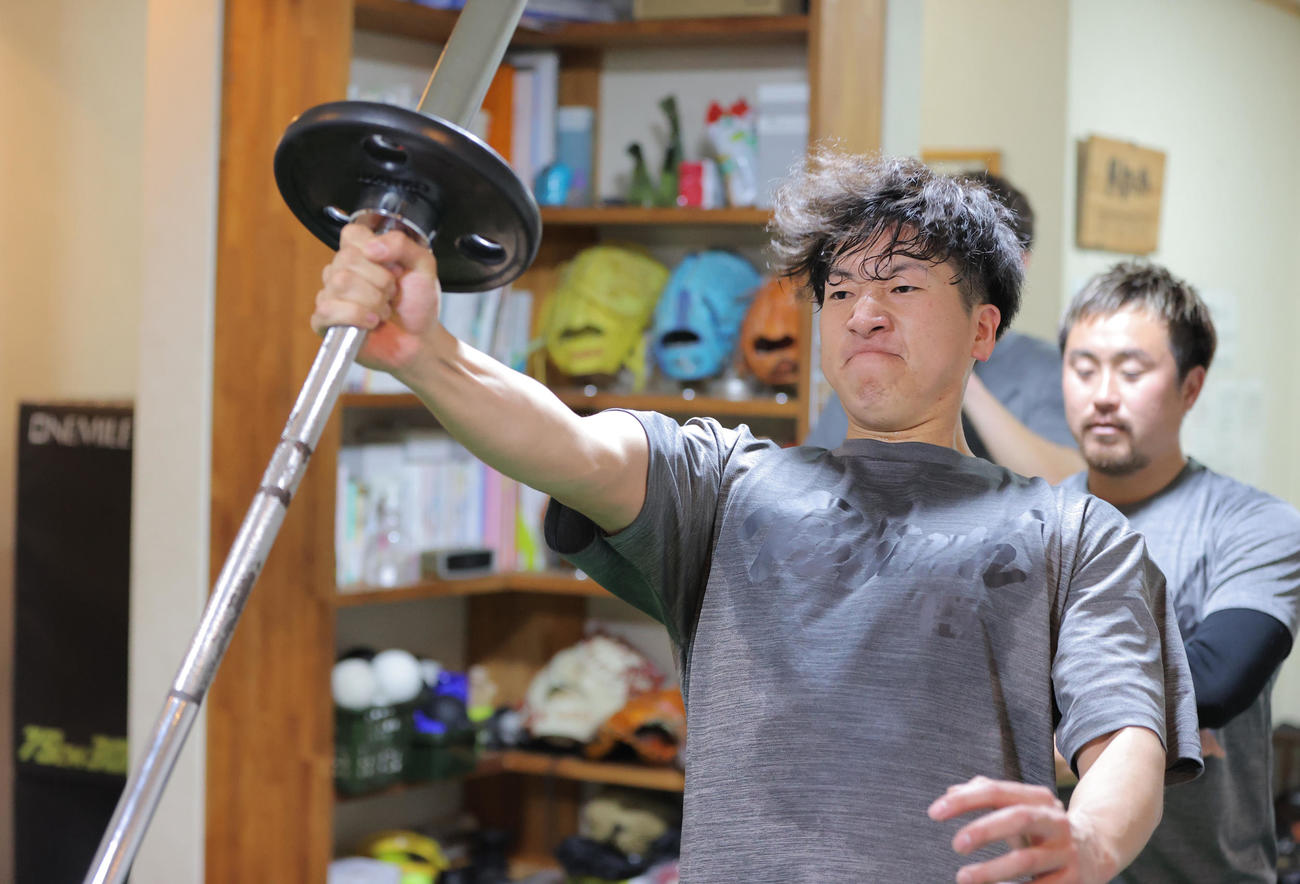 自主トレを公開し、険しい表情を見せる巨人大勢と個人トレーナーの萩原トレーナー（球団提供）