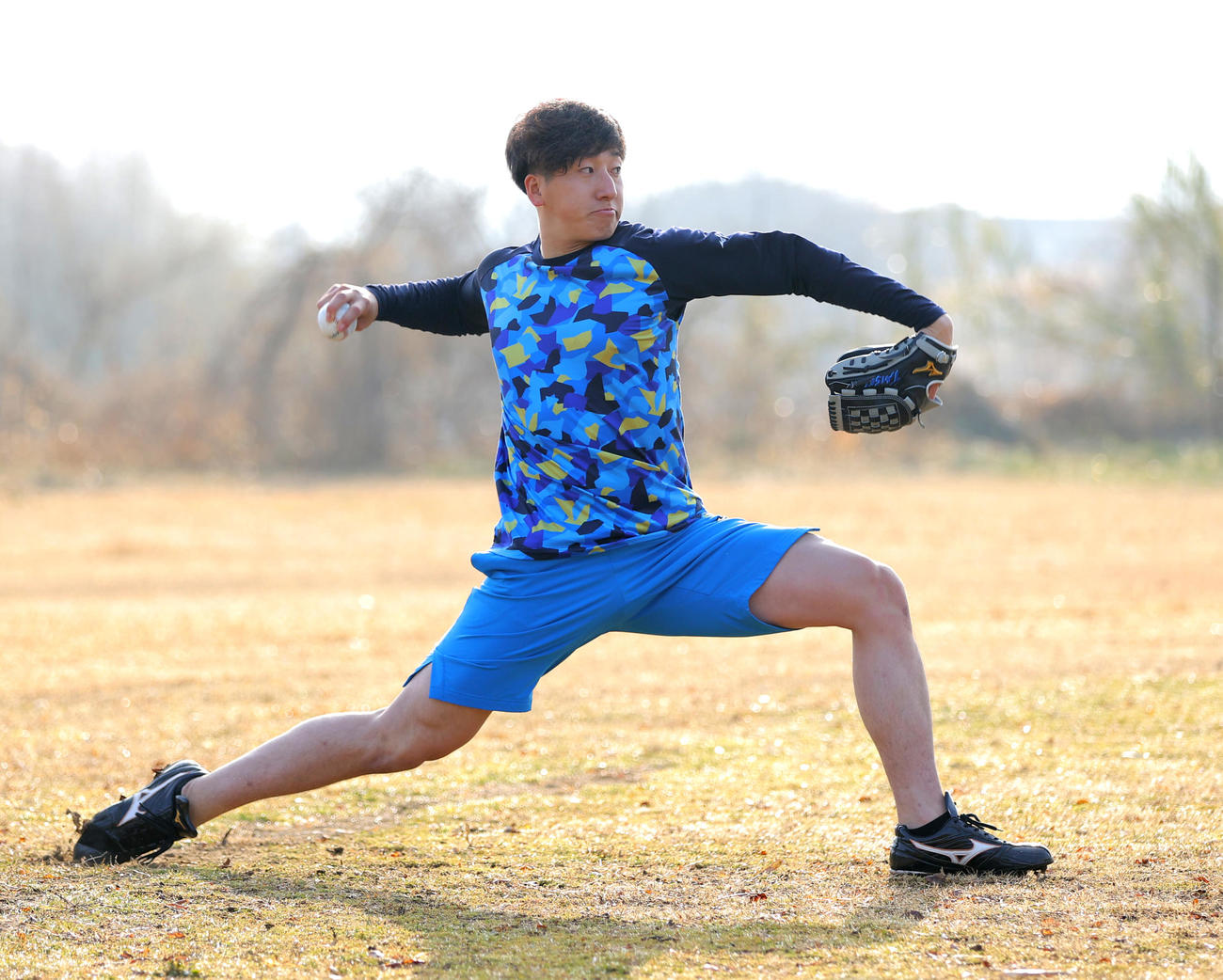 自主トレを公開し、キャッチボールをする巨人大勢（球団提供）