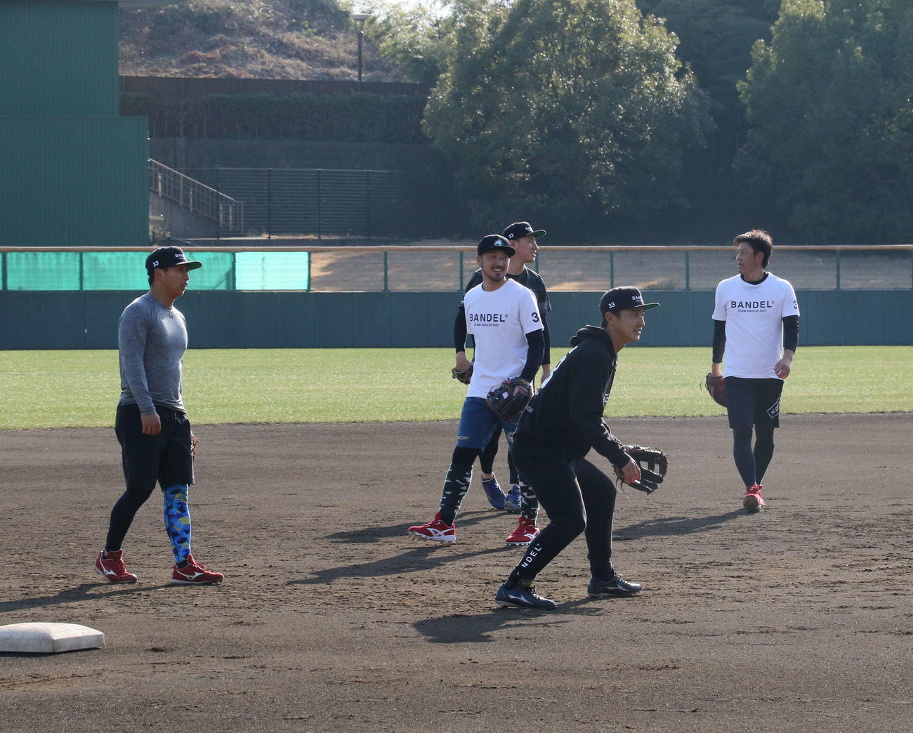 阪神熊谷（右から2人目）は広島菊池（右から4人目）らとノックを受ける（撮影・佐井陽介）