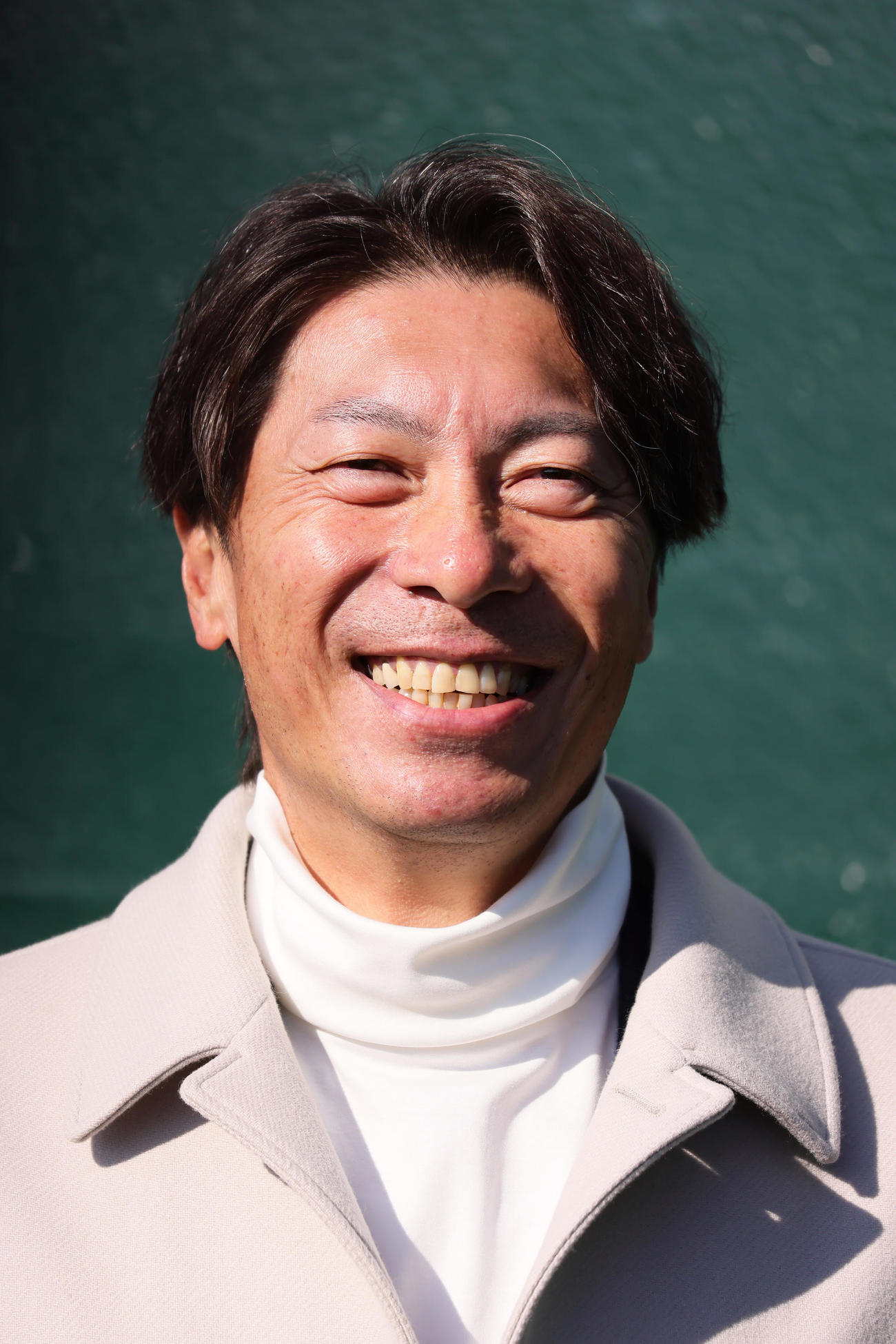 ヤクルト新人合同自主トレを視察し、報道陣からの質問に笑顔を見せる高津監督（撮影・足立雅史）