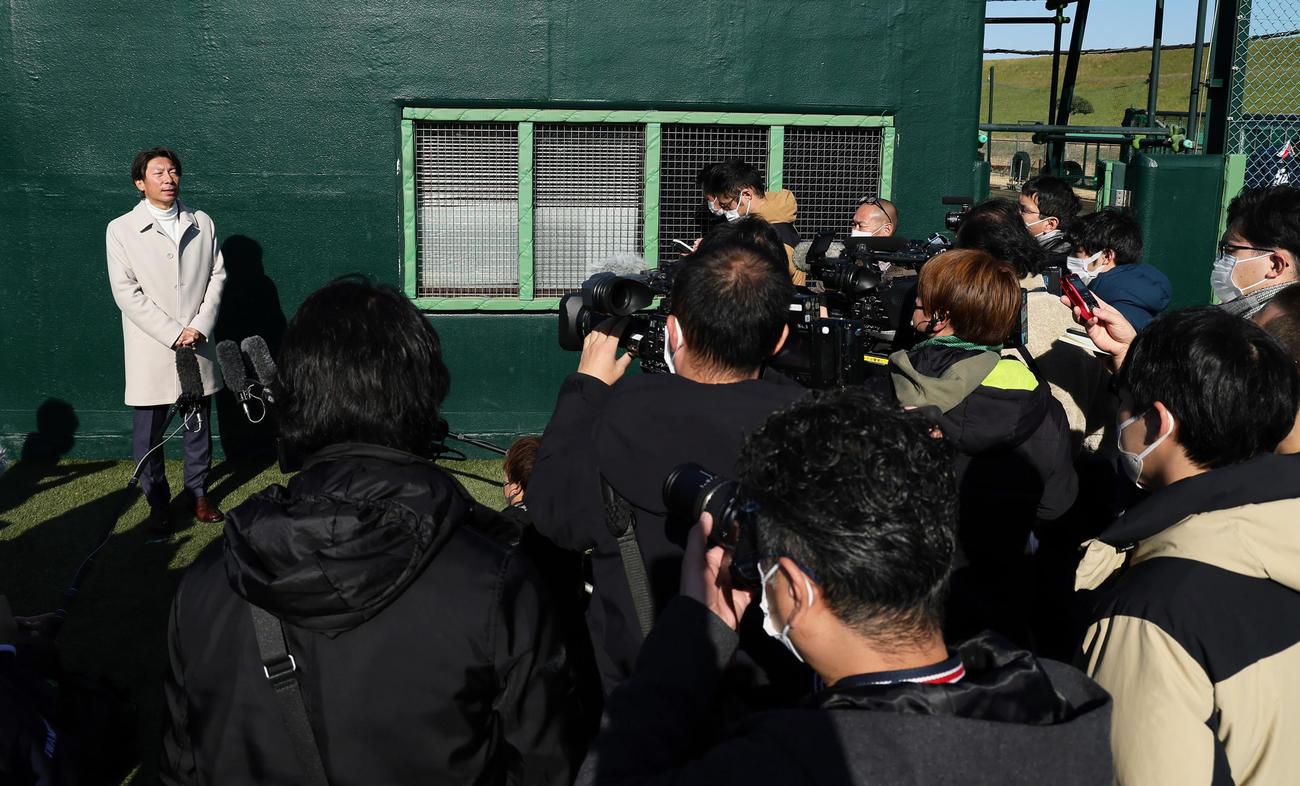 ヤクルト新人合同自主トレを視察し、取材に応じる高津監督（撮影・足立雅史）