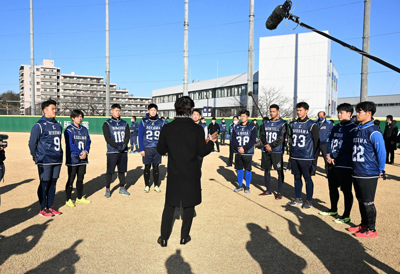西武松井監督（手前）の訓示を聞くドラフト1位の早大・蛭間（左）ら新人選手たち（撮影・滝沢徹郎）