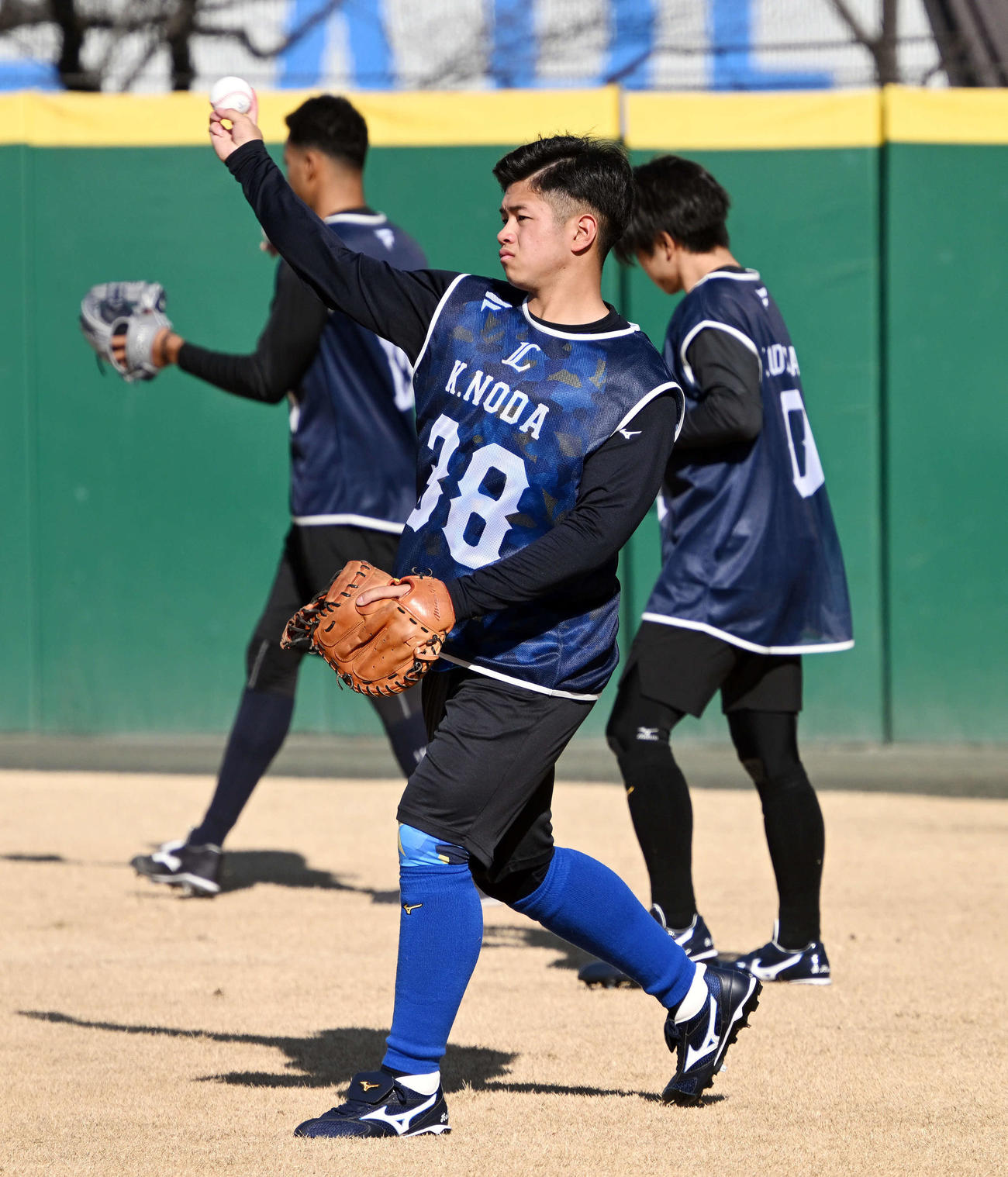 新人合同自主トレでキャッチボールする西武ドラフト3位の九州国際大付・野田（手前）（撮影・滝沢徹郎）