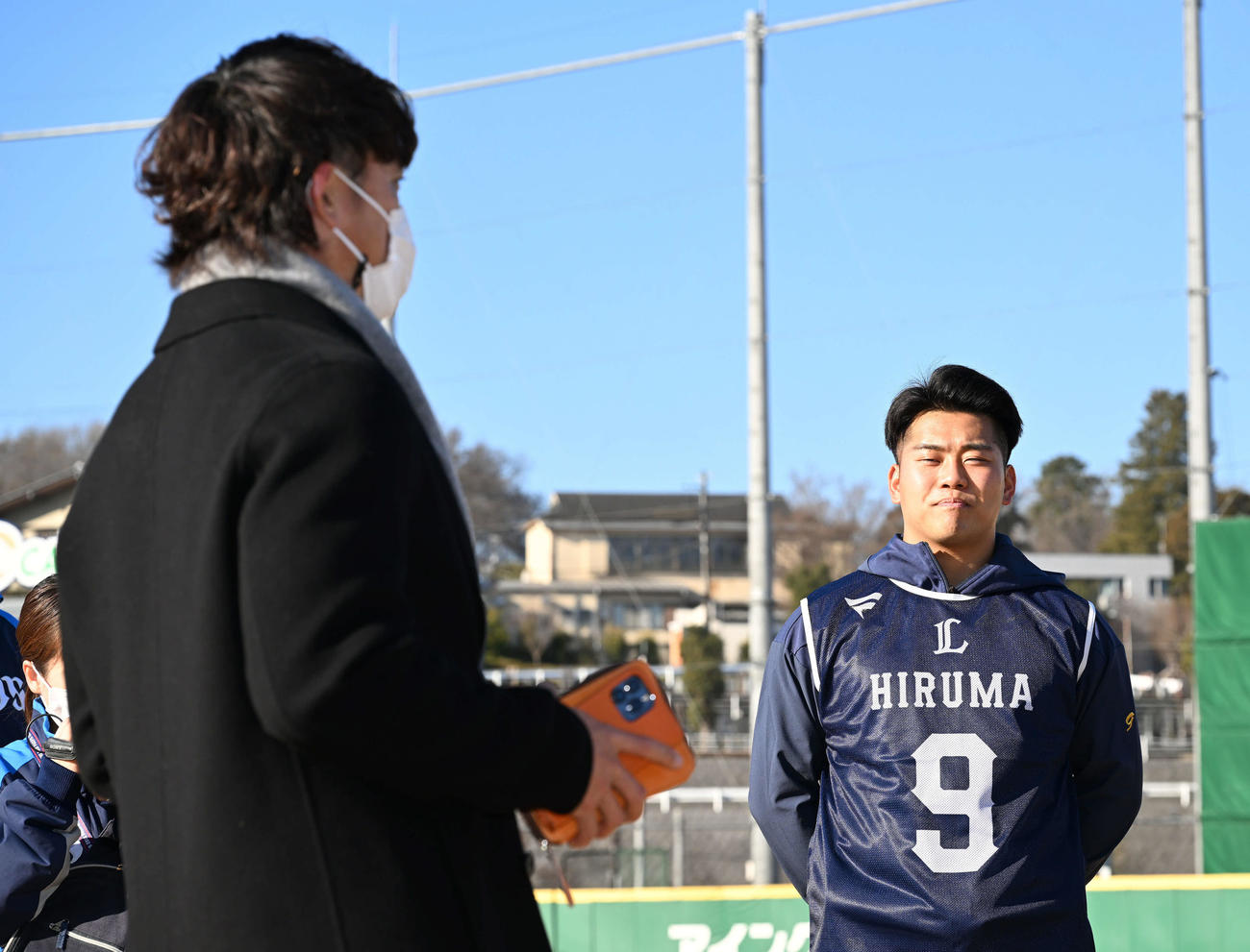 西武松井監督（手前）の訓示を聞くドラフト1位の早大・蛭間（撮影・滝沢徹郎）