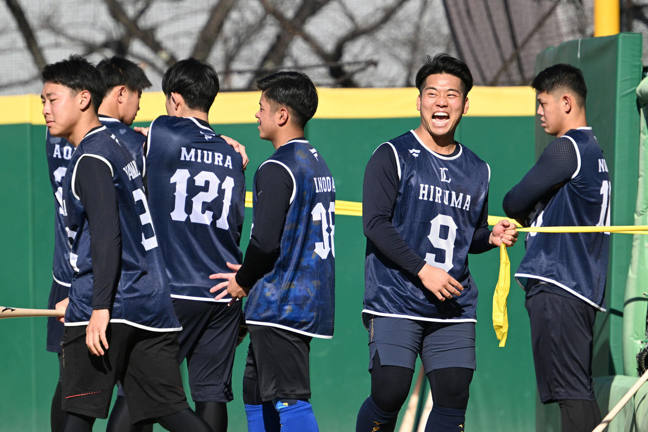 新人合同自主トレで笑顔の西武ドラフト1位の早大・蛭間（右から2人目）（撮影・滝沢徹郎）