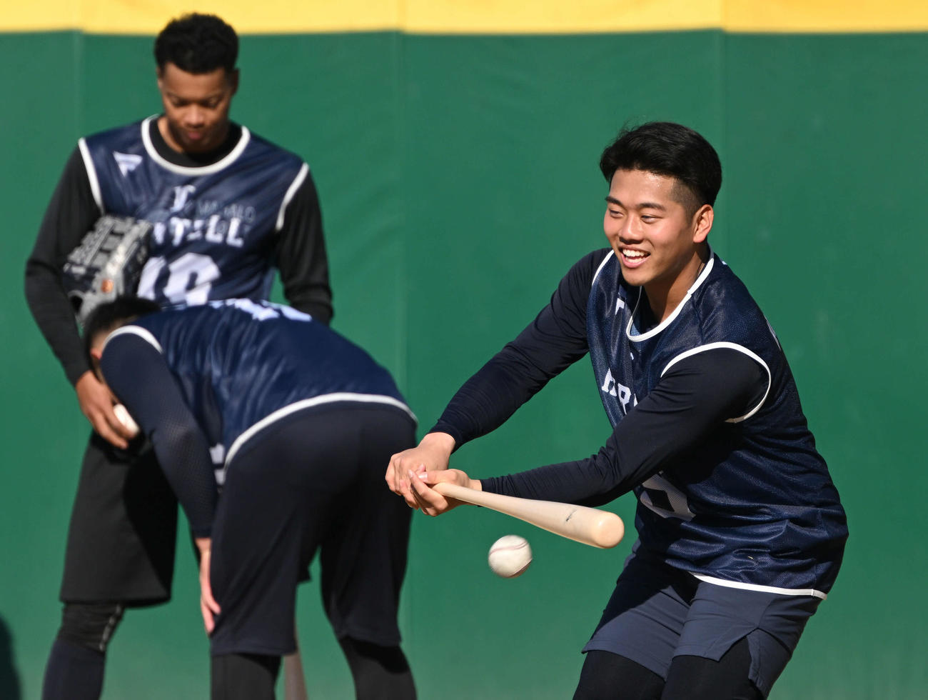 新人合同自主トレでペッパーノックを受ける西武ドラフト1位の早大・蛭間（右）（撮影・滝沢徹郎）