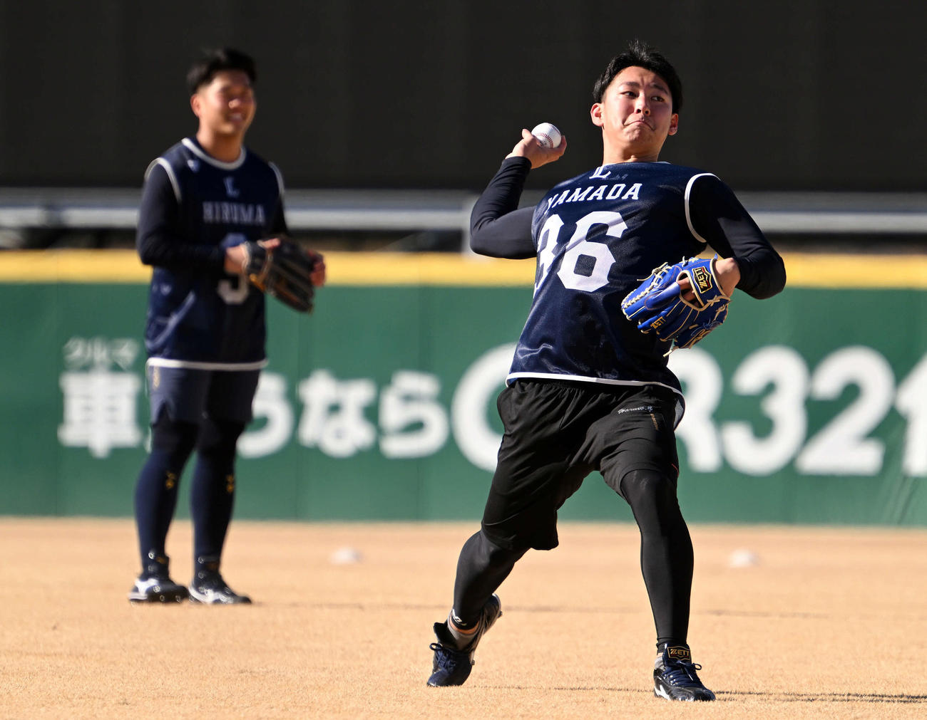 新人選手合同自主トレでキャッチボールする西武ドラフト5位の近江・山田（手前）（撮影・滝沢徹郎）