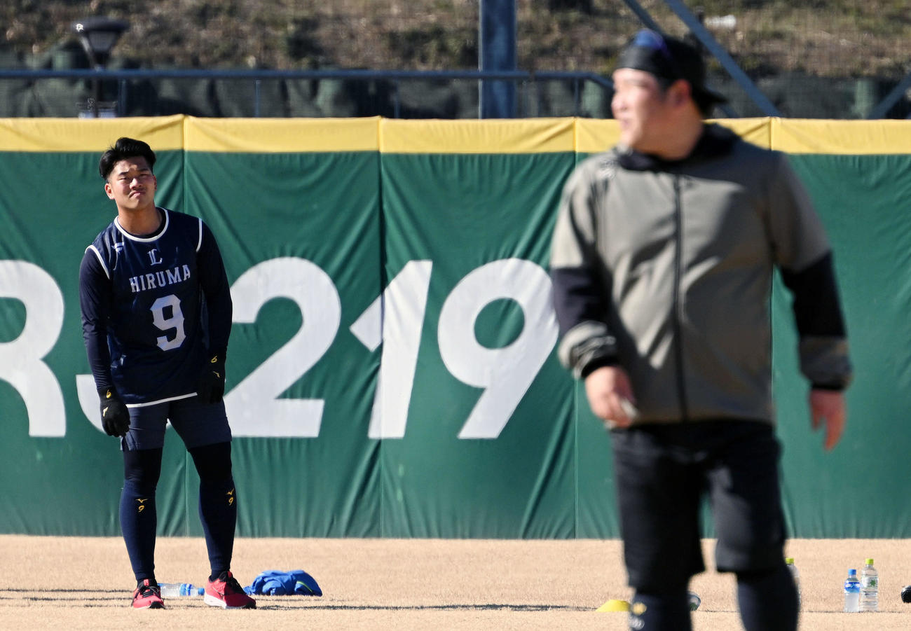 新人合同自主トレで西武ドラフト1位の早大・蛭間（奥）は自主トレ中の中村を見つめる（撮影・滝沢徹郎）