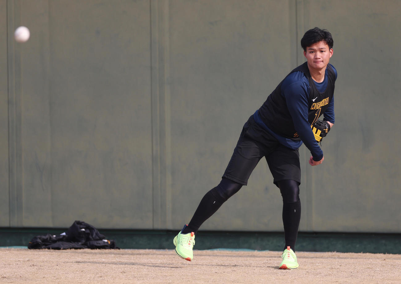新人合同自主トレ初日、別メニューで調整する阪神森下（撮影・前田充）