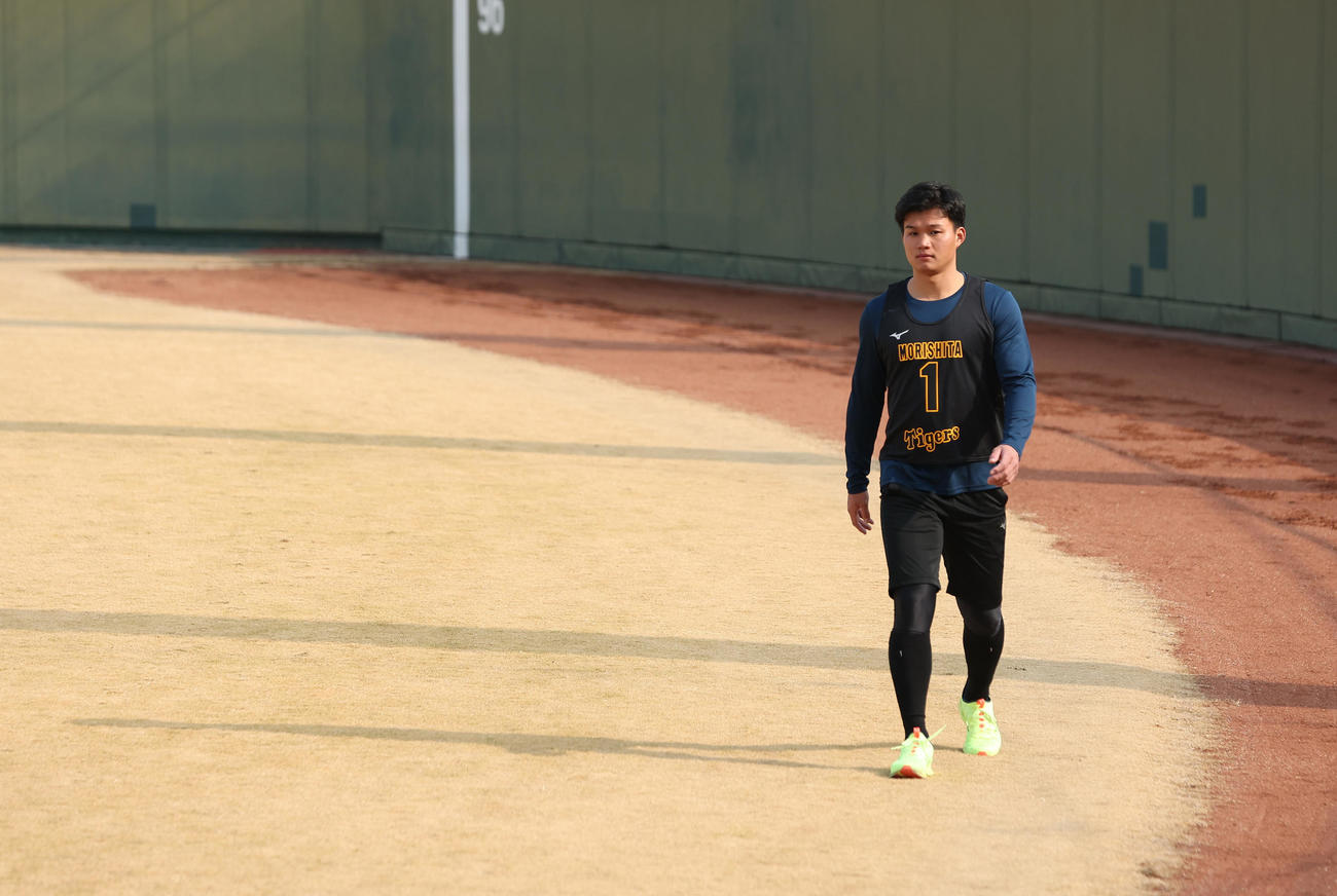 新人合同自主トレ初日、別メニューで調整する阪神森下（撮影・前田充）