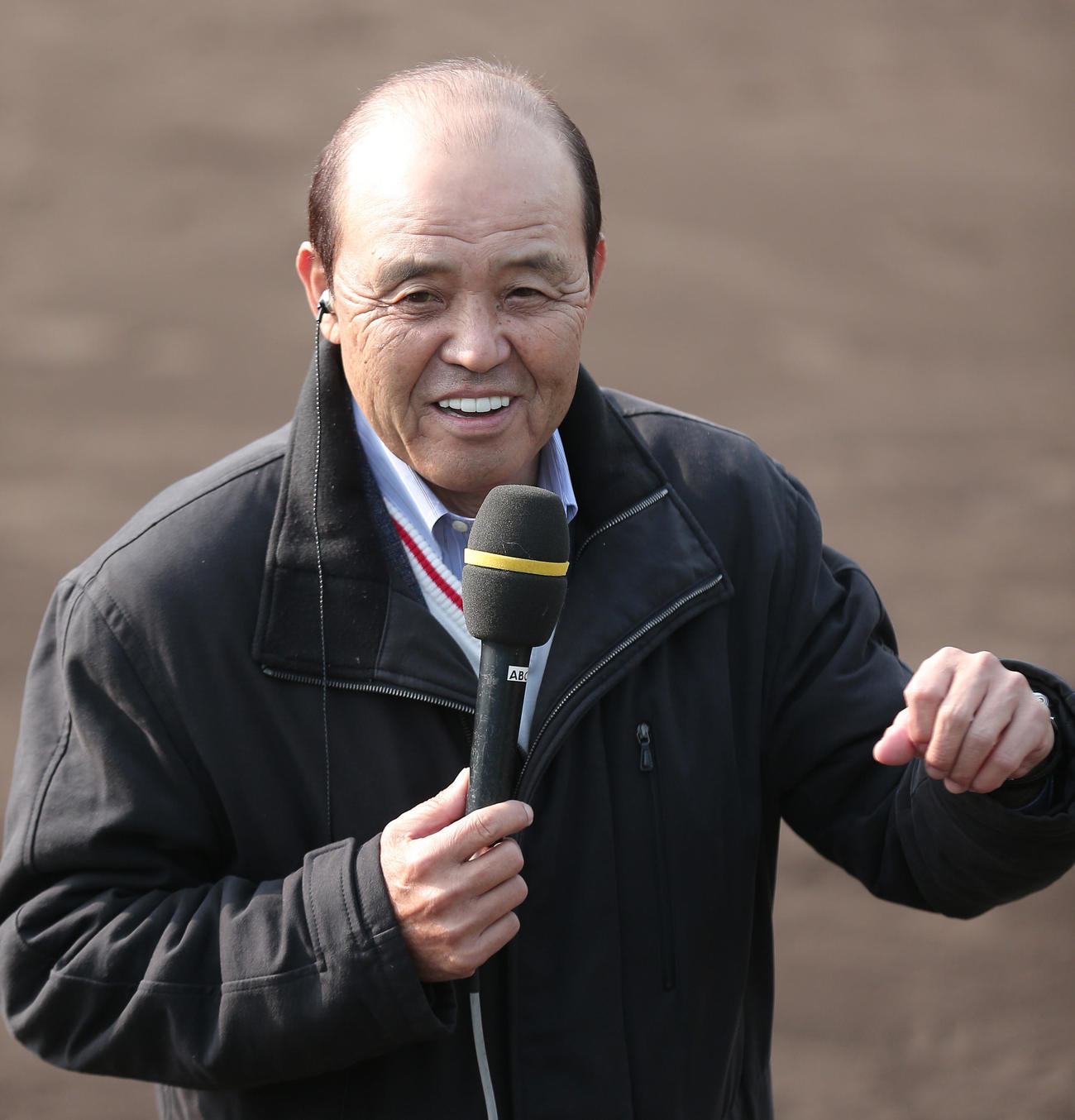 鳴尾浜球場で笑顔を見せる阪神岡田監督（撮影・上山淳一）