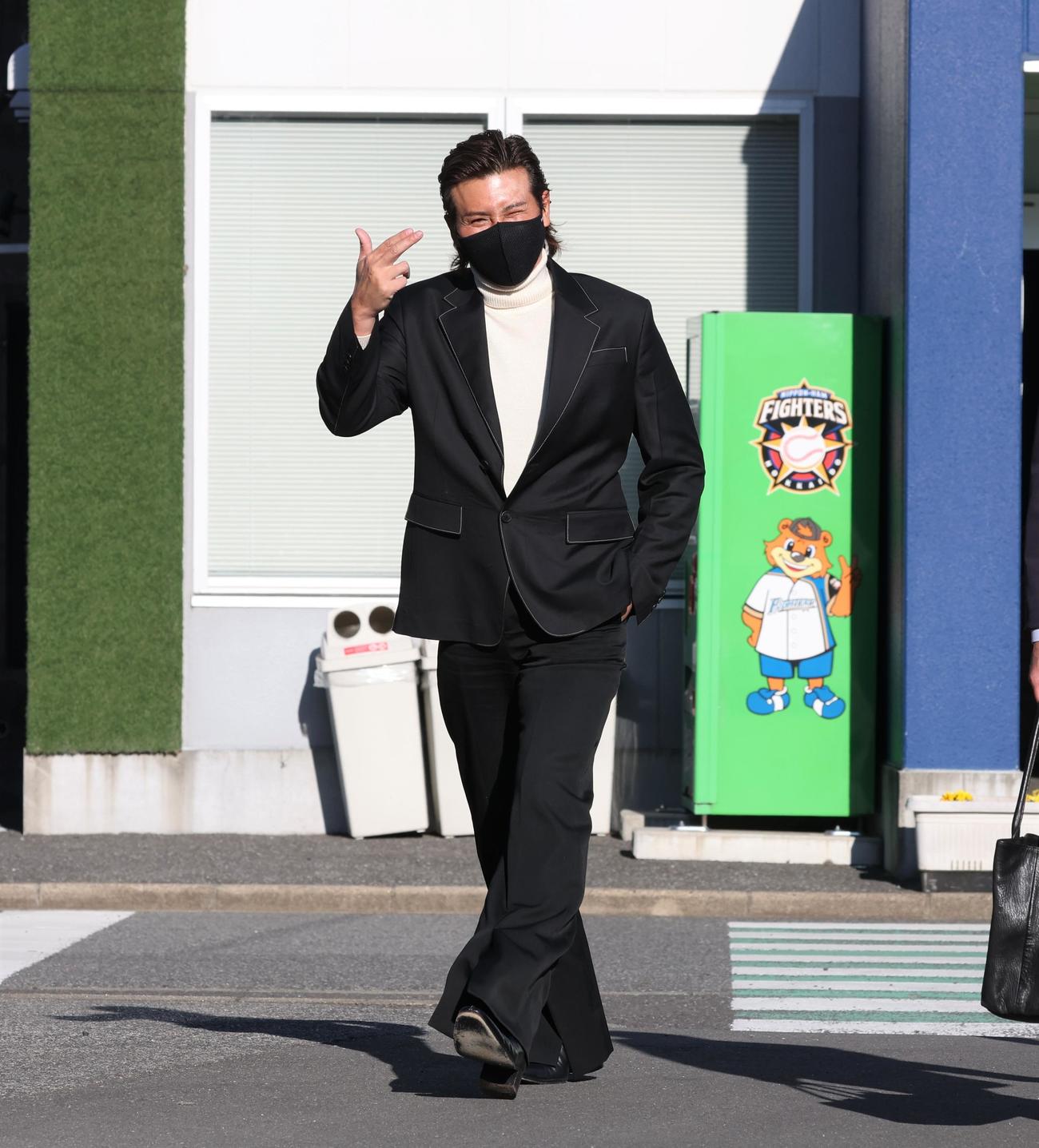 スタッフ会議を終えた日本ハム新庄監督はファンに声をかけられポーズをとる（撮影・黒川智章）