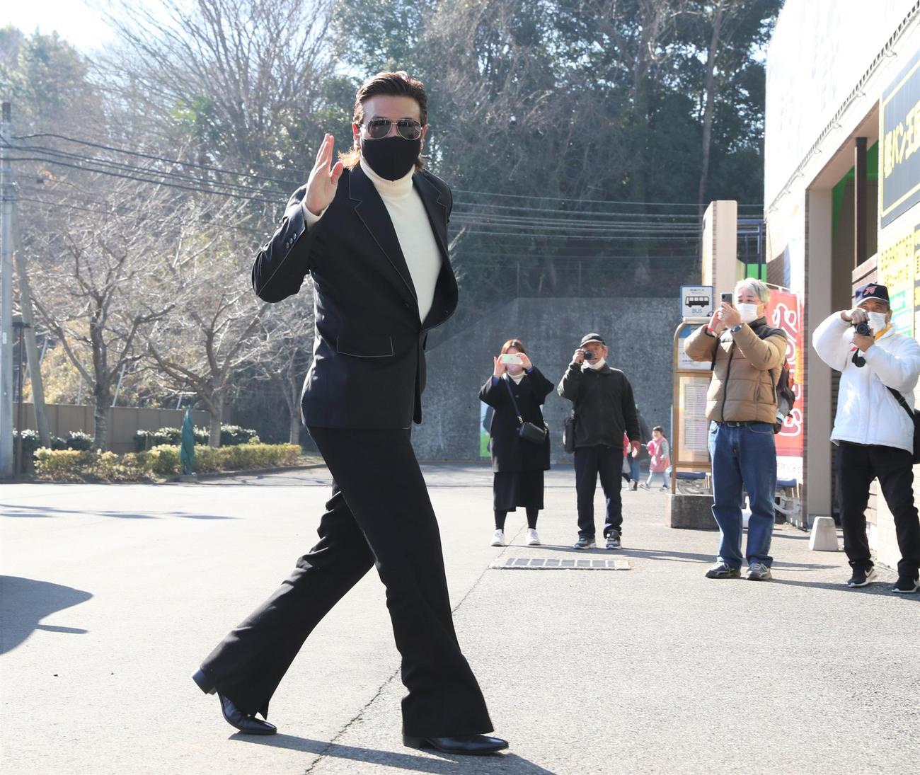 スタッフ会議で千葉・鎌ケ谷の球場に入る日本ハム新庄監督（撮影・黒川智章）