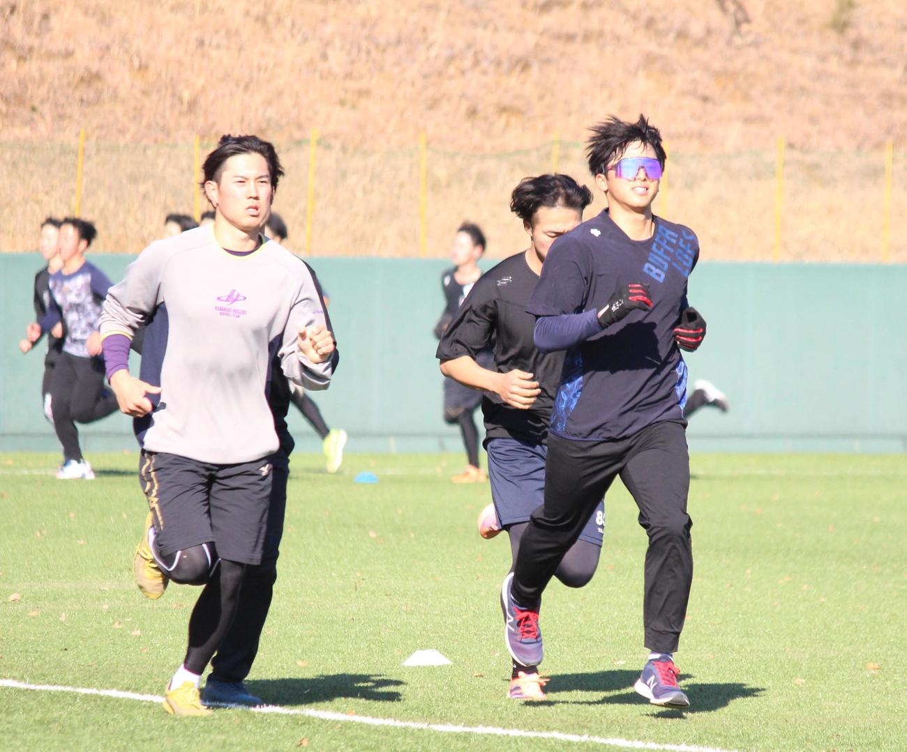練習始めでランニングをする明大・宗山（右端）（撮影・保坂恭子）