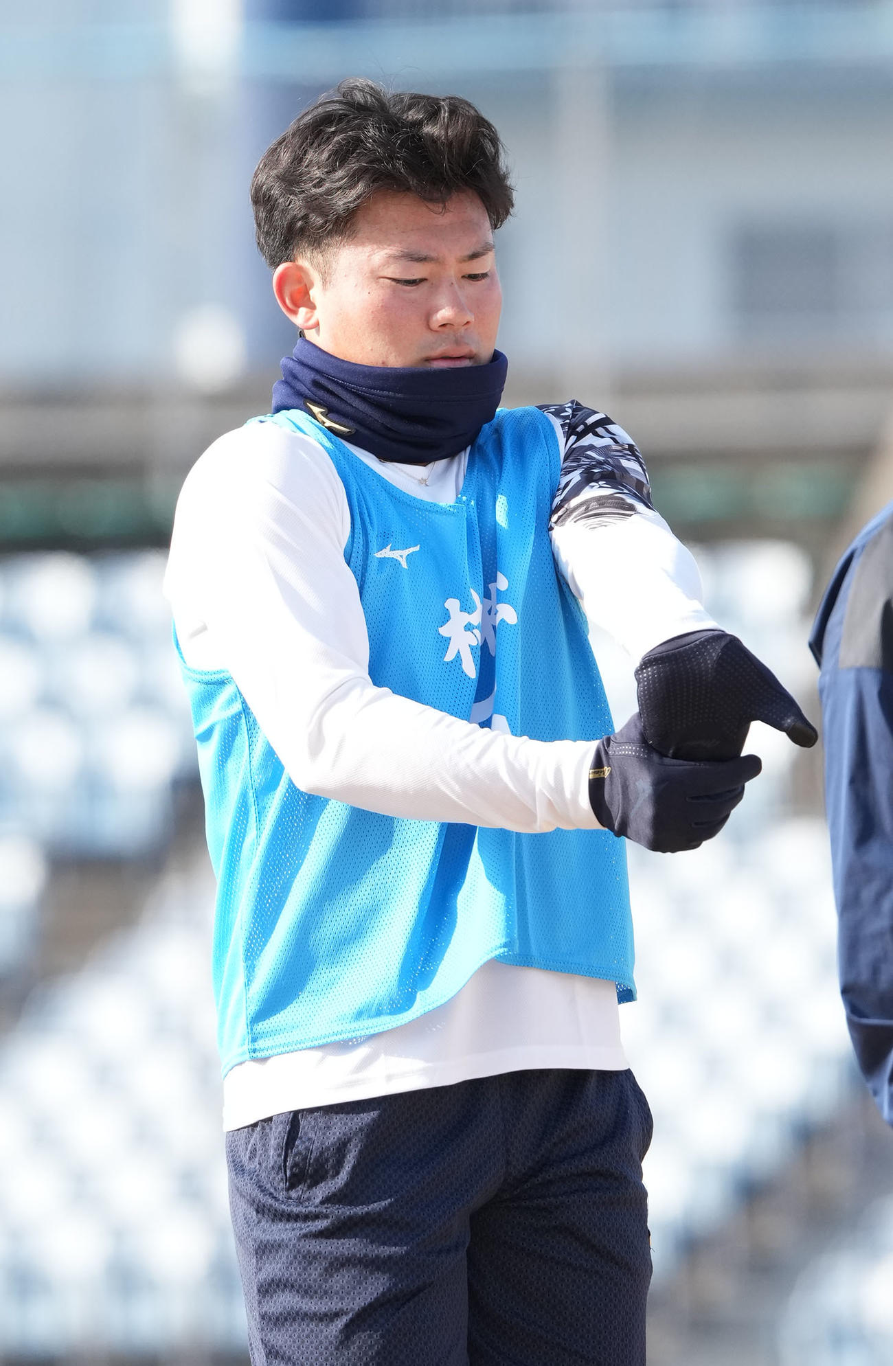 自主トレをスタートさせ体をほぐす村松（撮影・森本幸一）