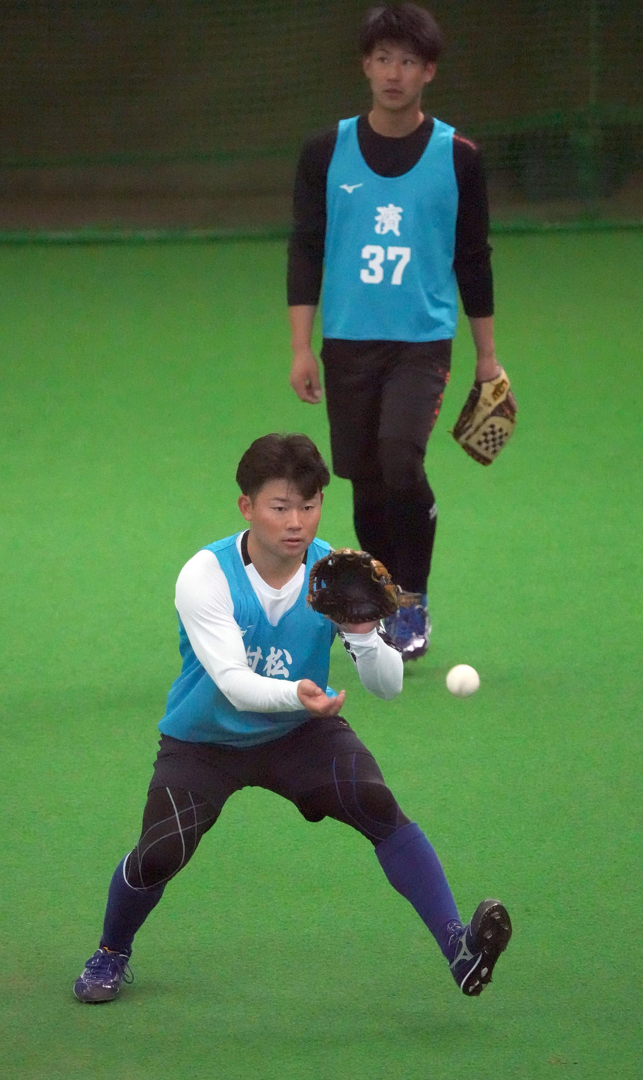 ノックを受ける村松（手前）後方は浜（撮影・森本幸一）