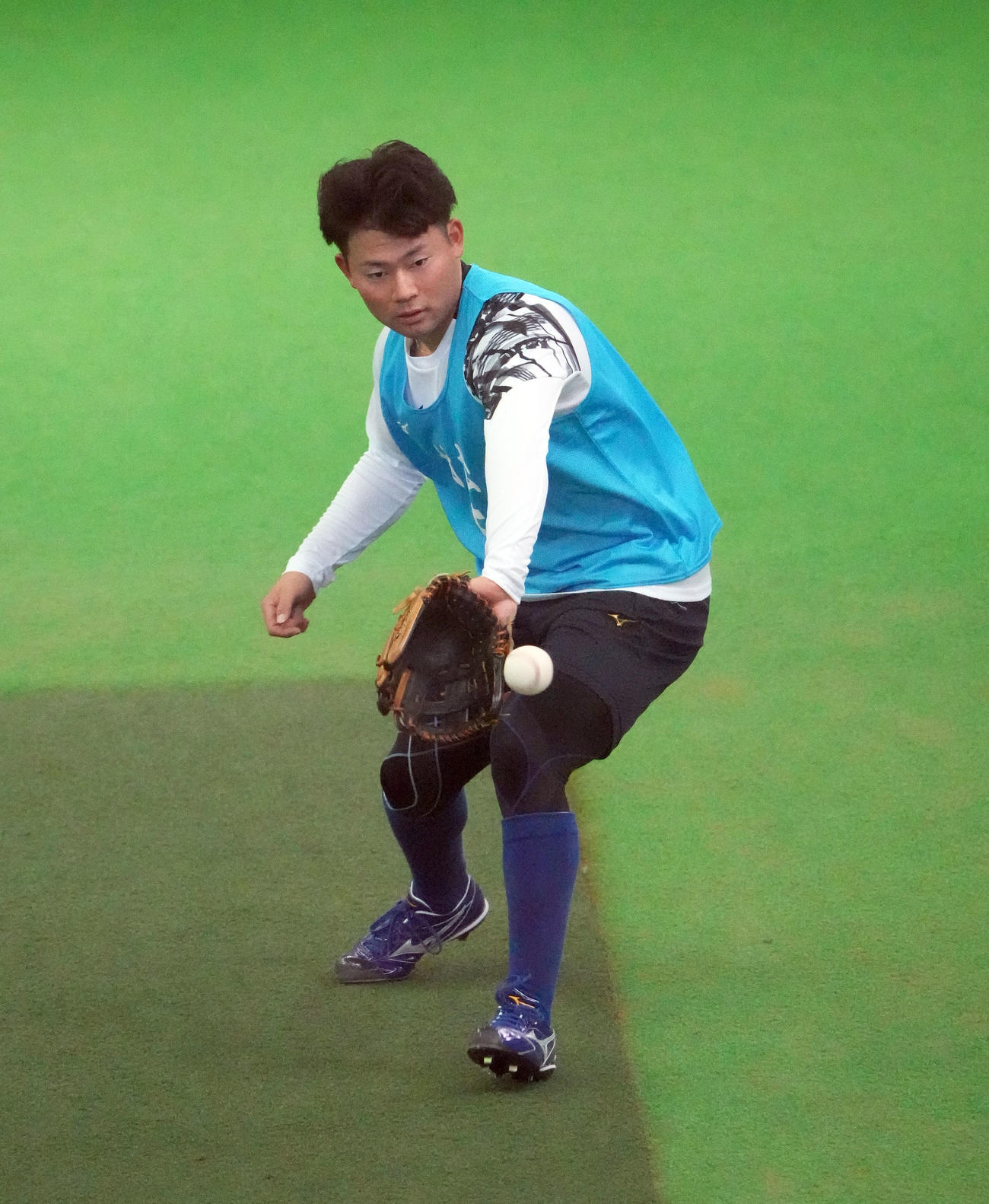 ノックを受ける村松（撮影・森本幸一）