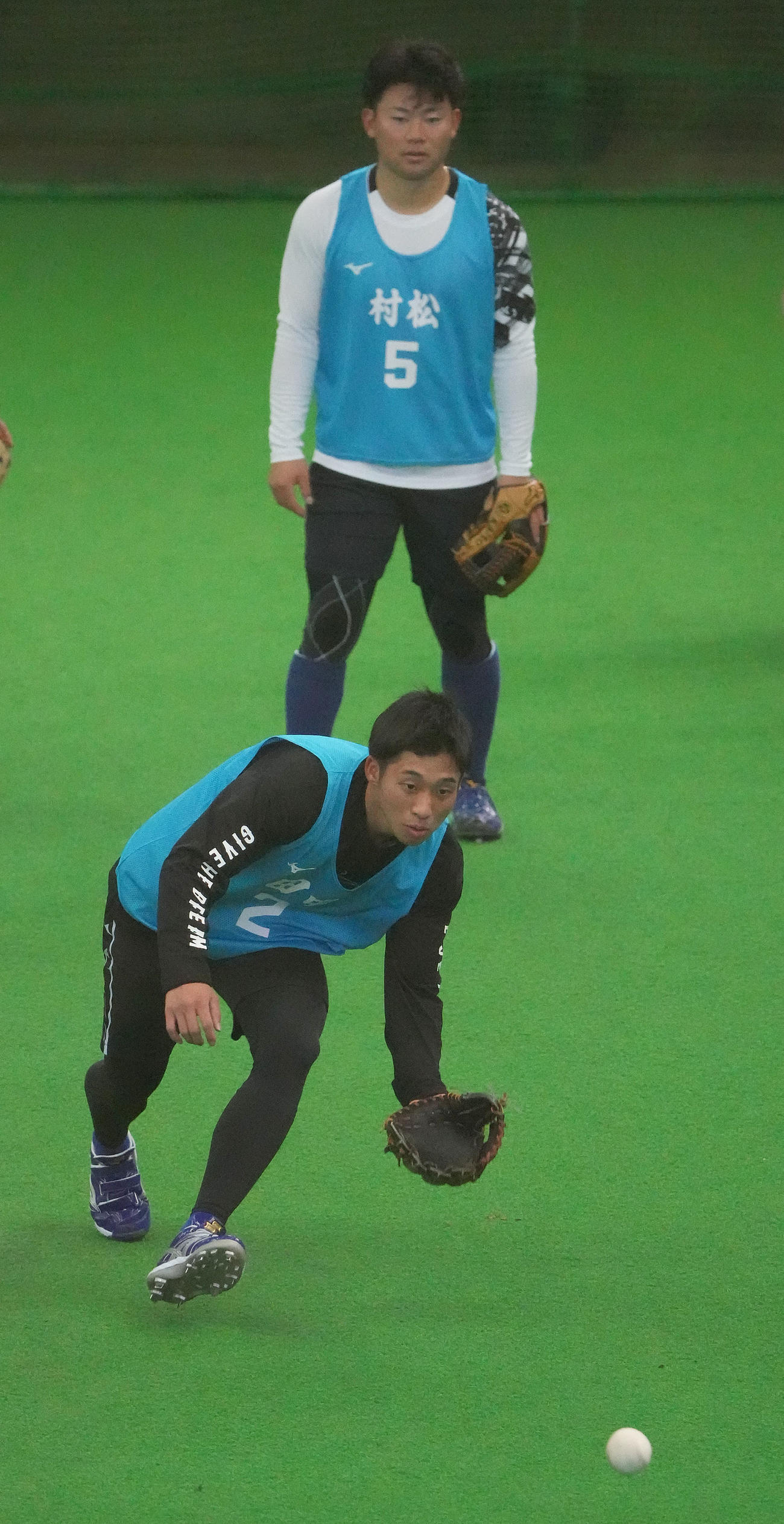 ノックを受ける田中（手前）後方は村松（撮影・森本幸一）