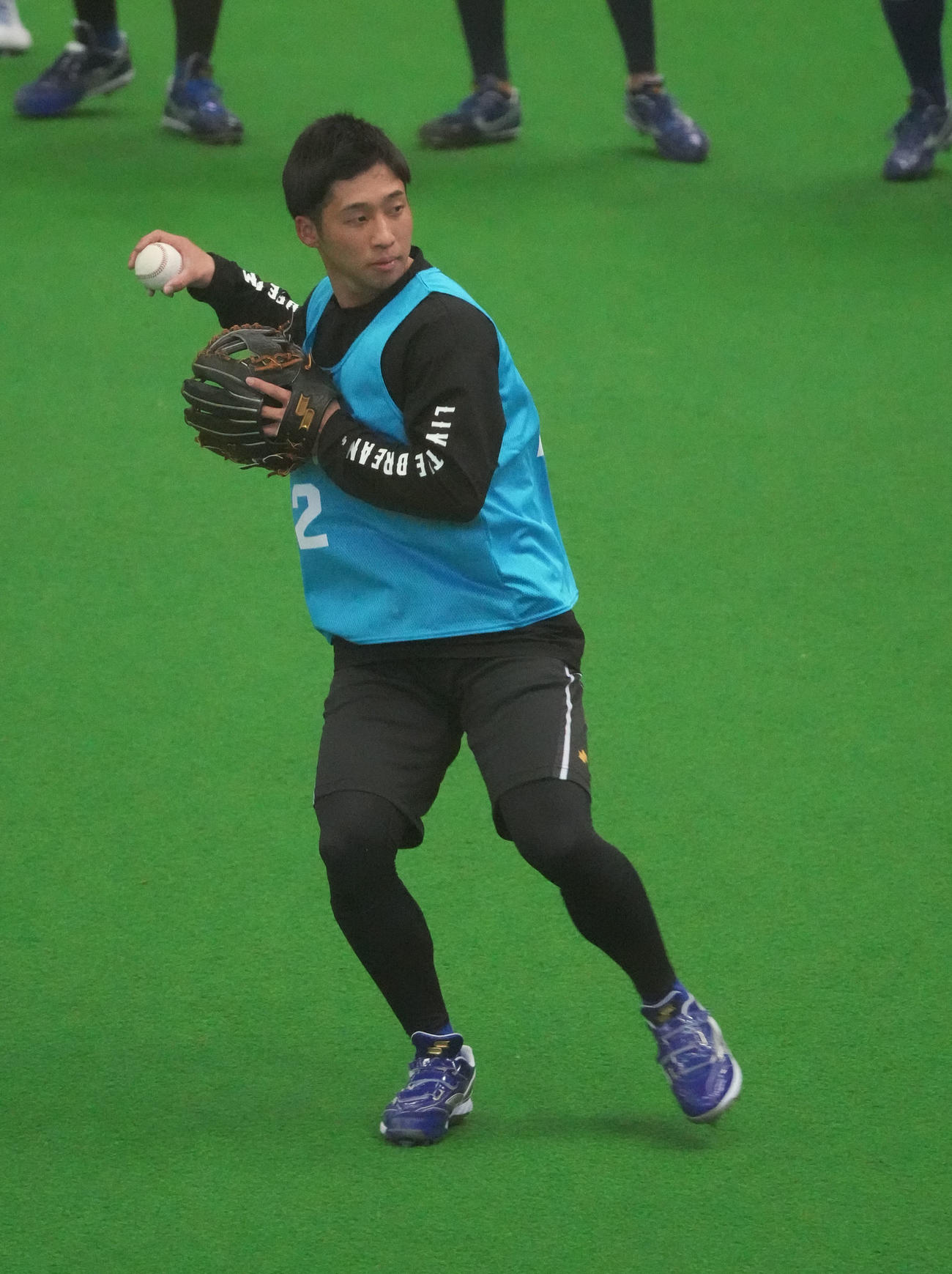 ノックを受け送球する田中（撮影・森本幸一）