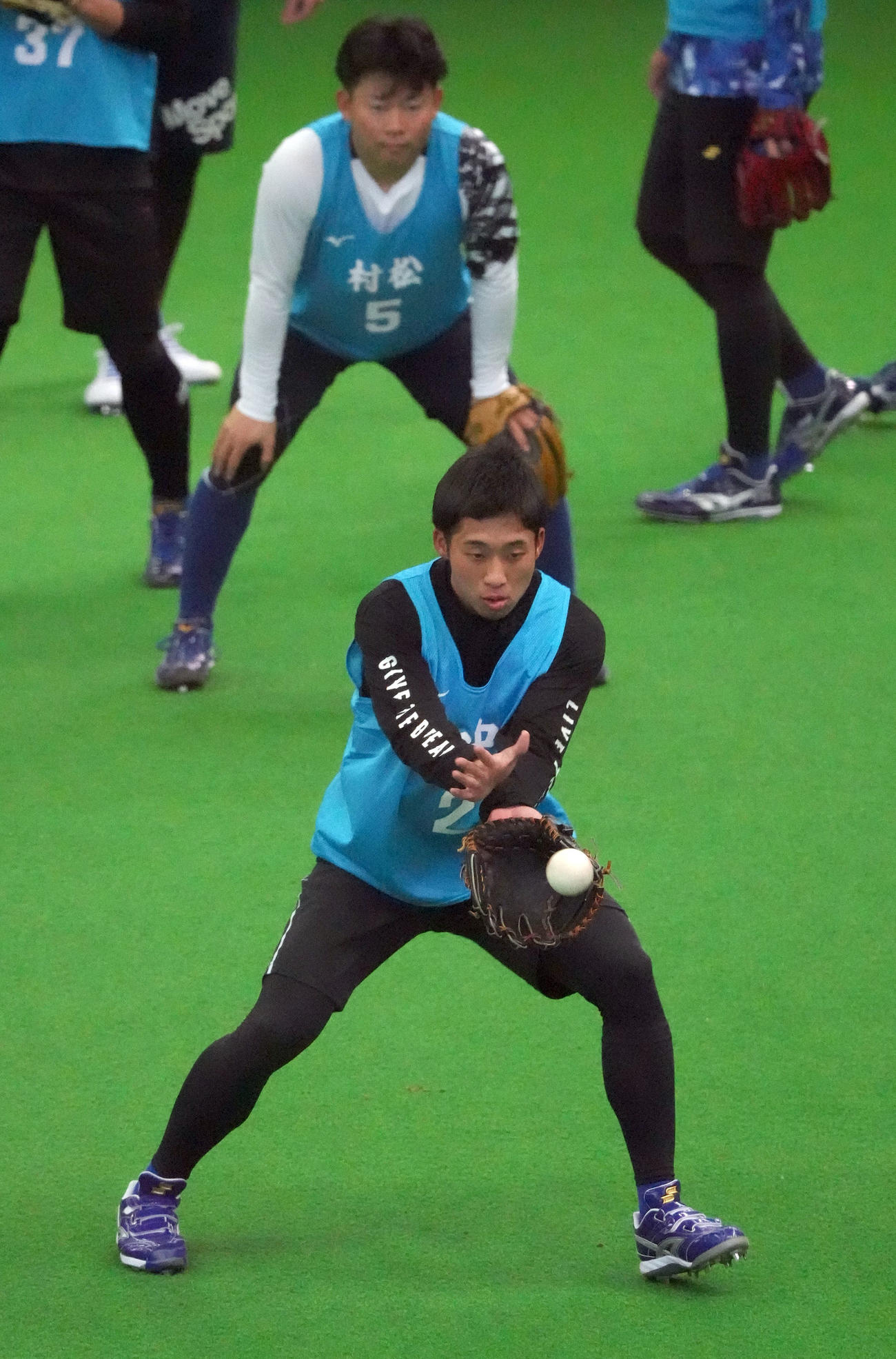 ノックを受ける田中（手前）後方は村松（撮影・森本幸一）