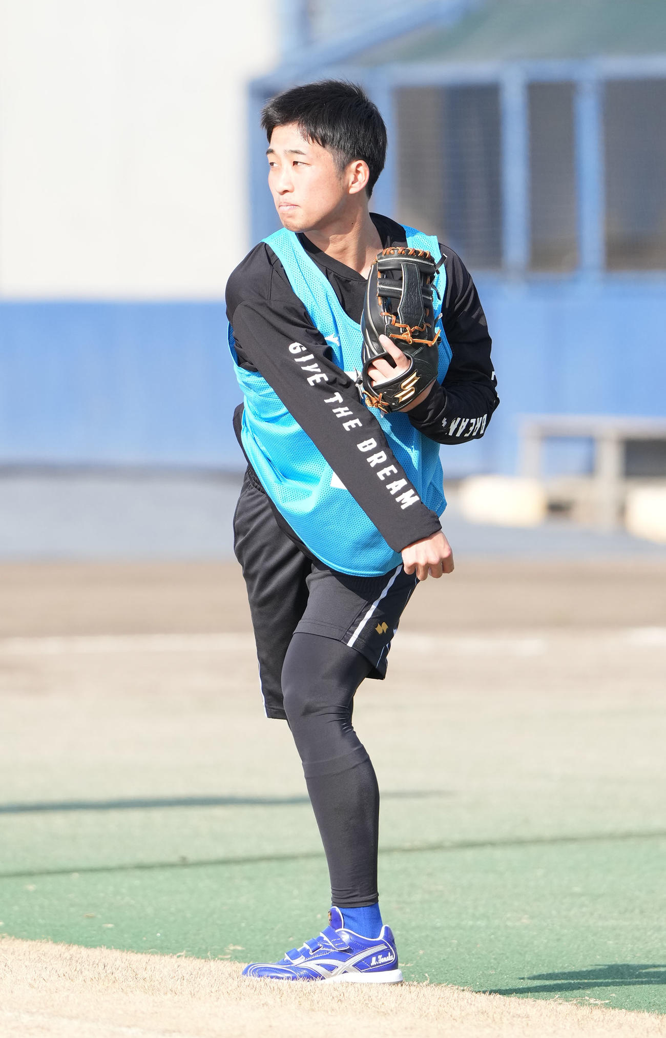 自主トレをスタートさせキャッチボールをする田中（撮影・森本幸一）