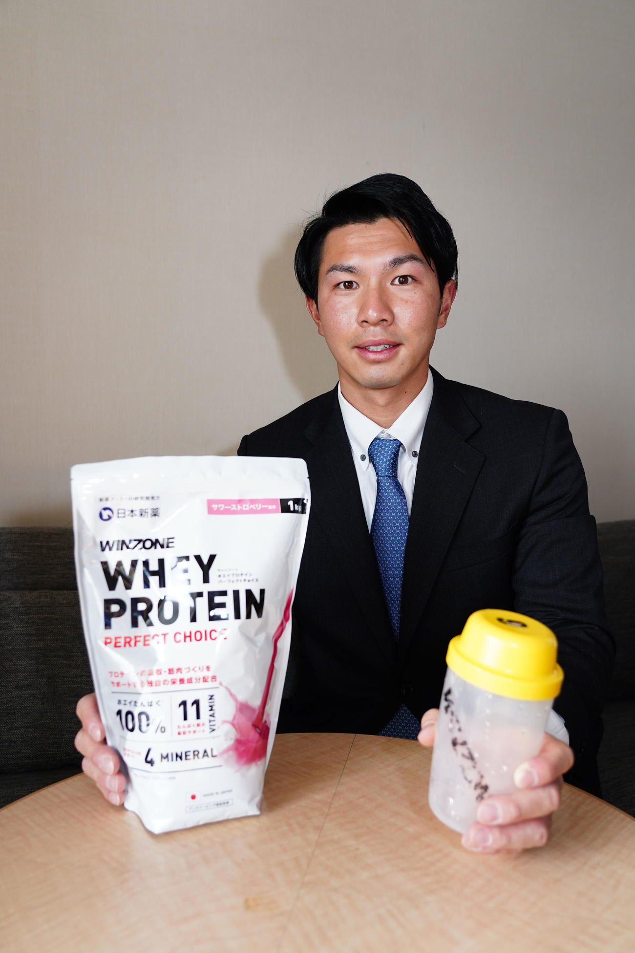 日本新薬のプロテインを持参し入寮した福永（撮影・中日ドラゴンズ球団提供）