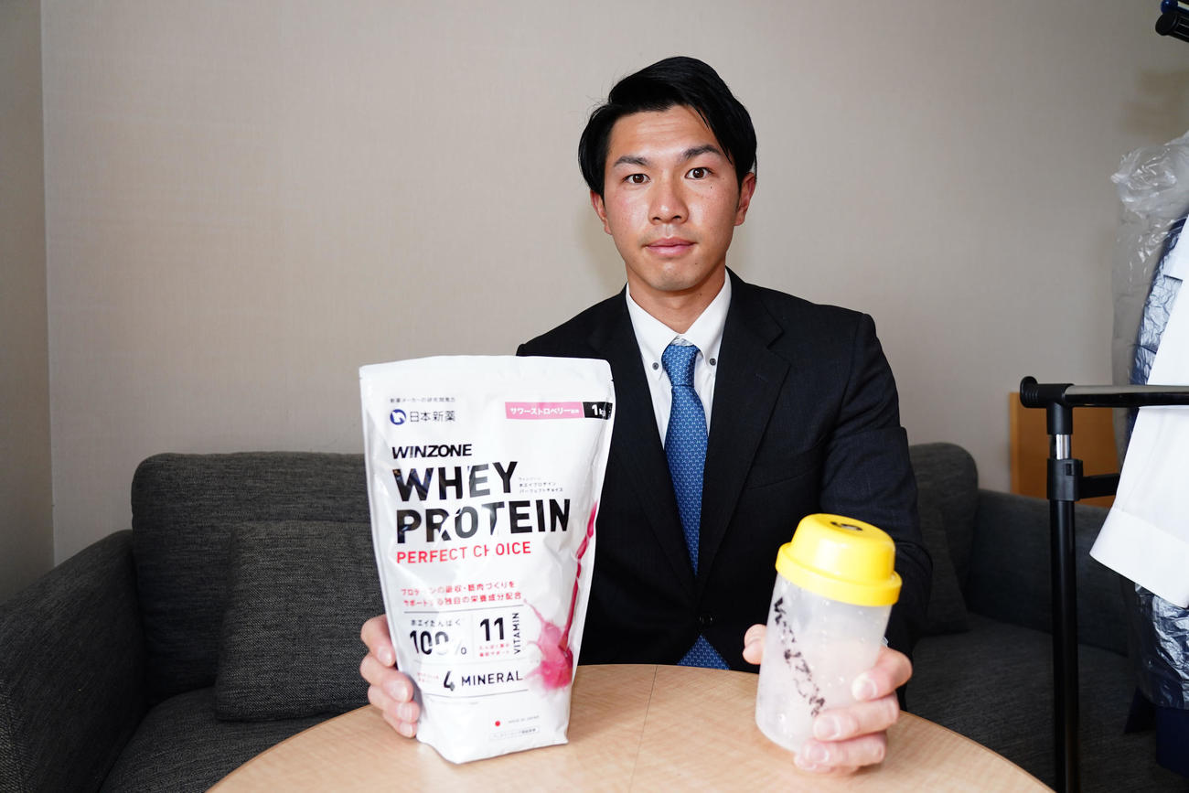 日本新薬のプロテインを持参し入寮した福永（撮影・中日ドラゴンズ球団提供）